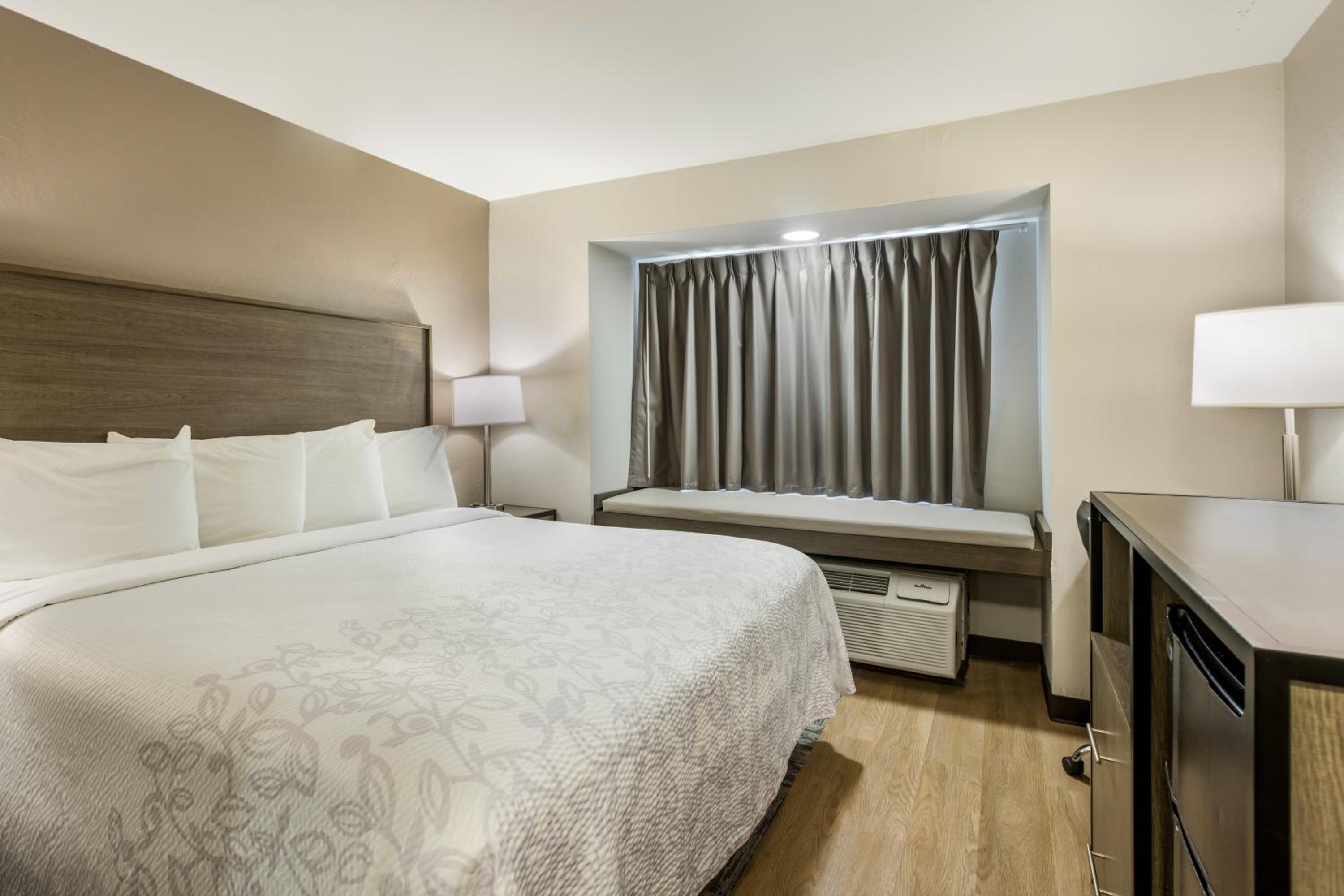 Deluxe King Room Smoke Free - Photo 1