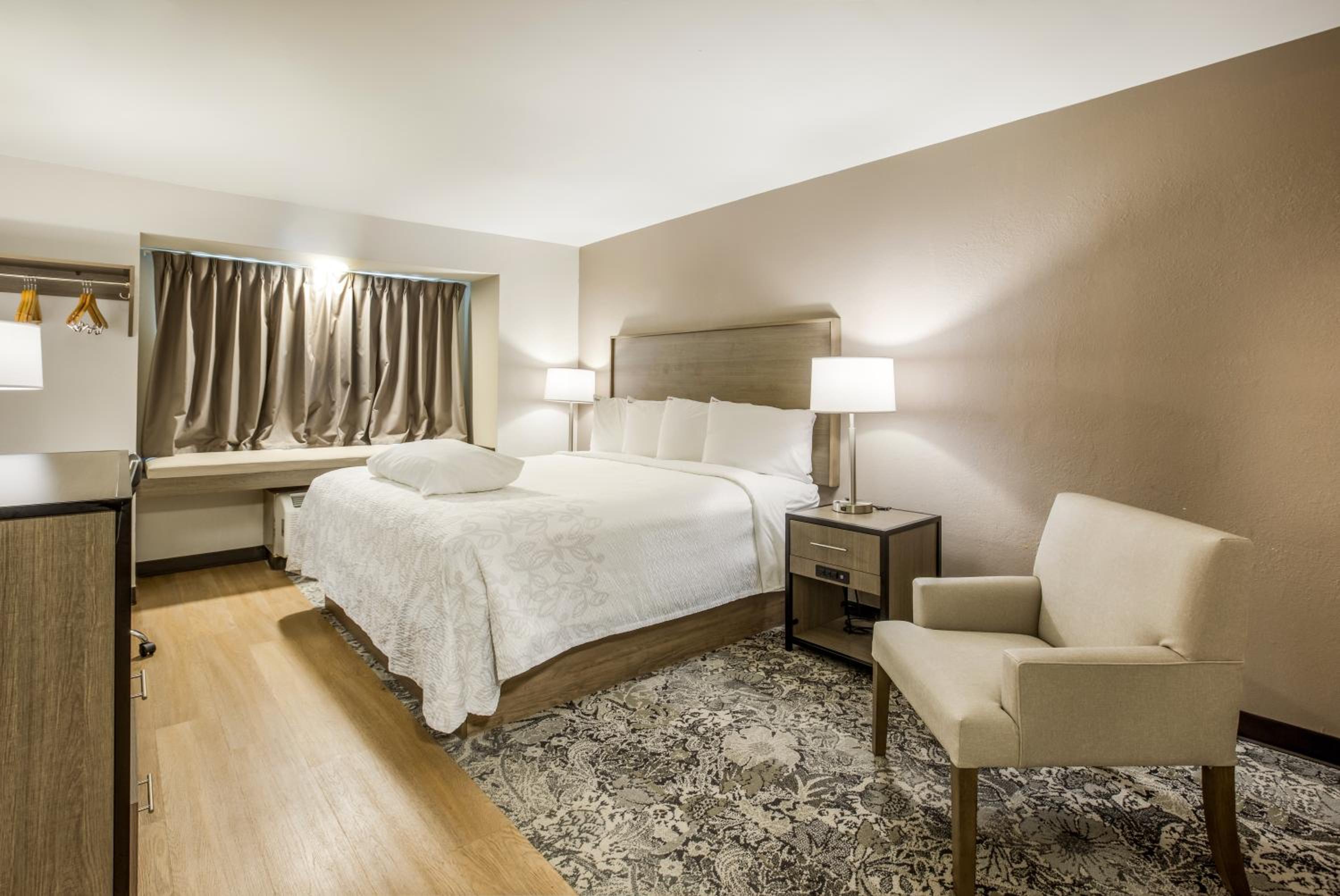  Premium King Room Smoke Free (Upgraded Bedding and Snack Box) - Photo 3