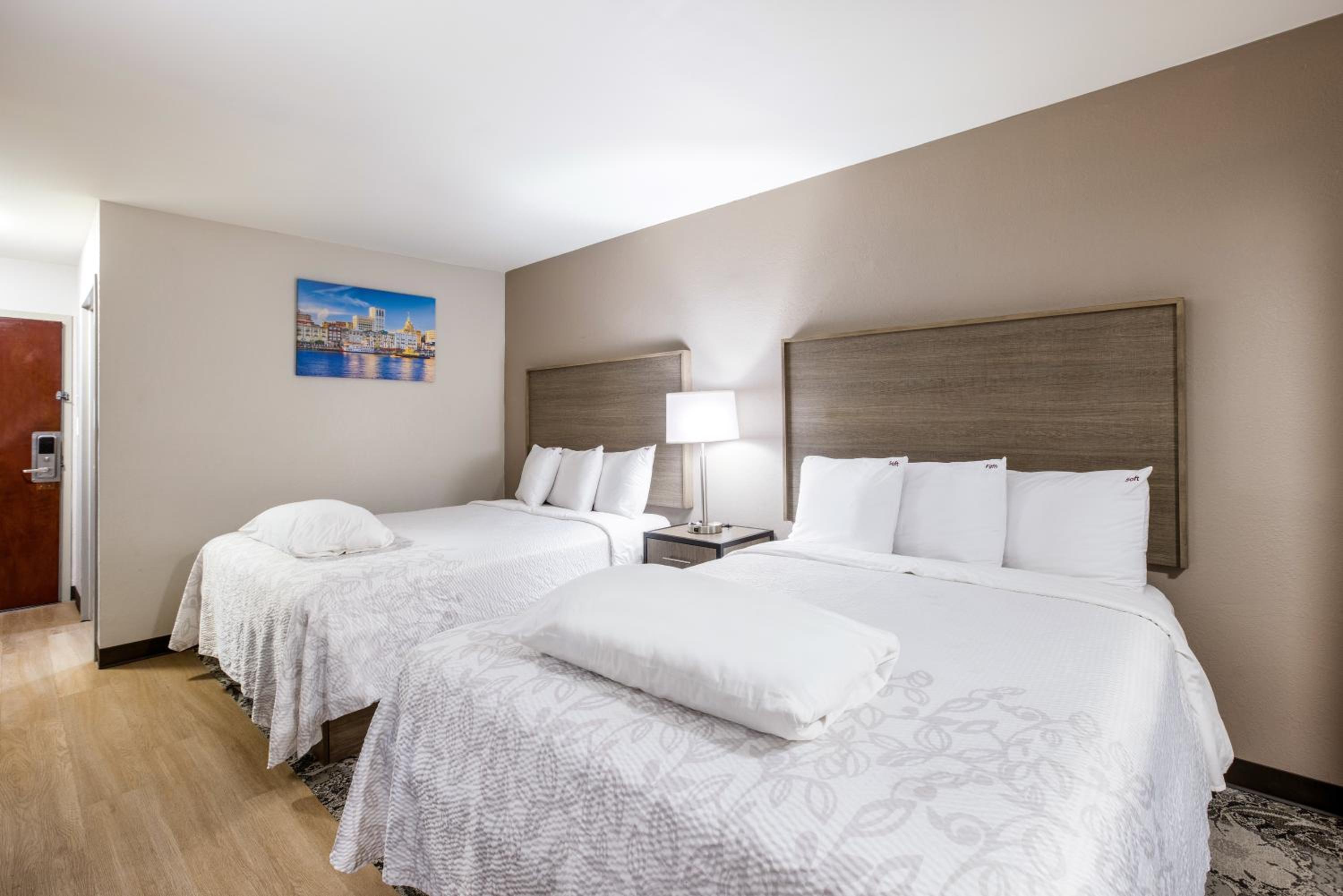 Premium Room with 2 Queen Beds Smoke Free (Upgraded Bedding and Snack Box)  - Photo 3