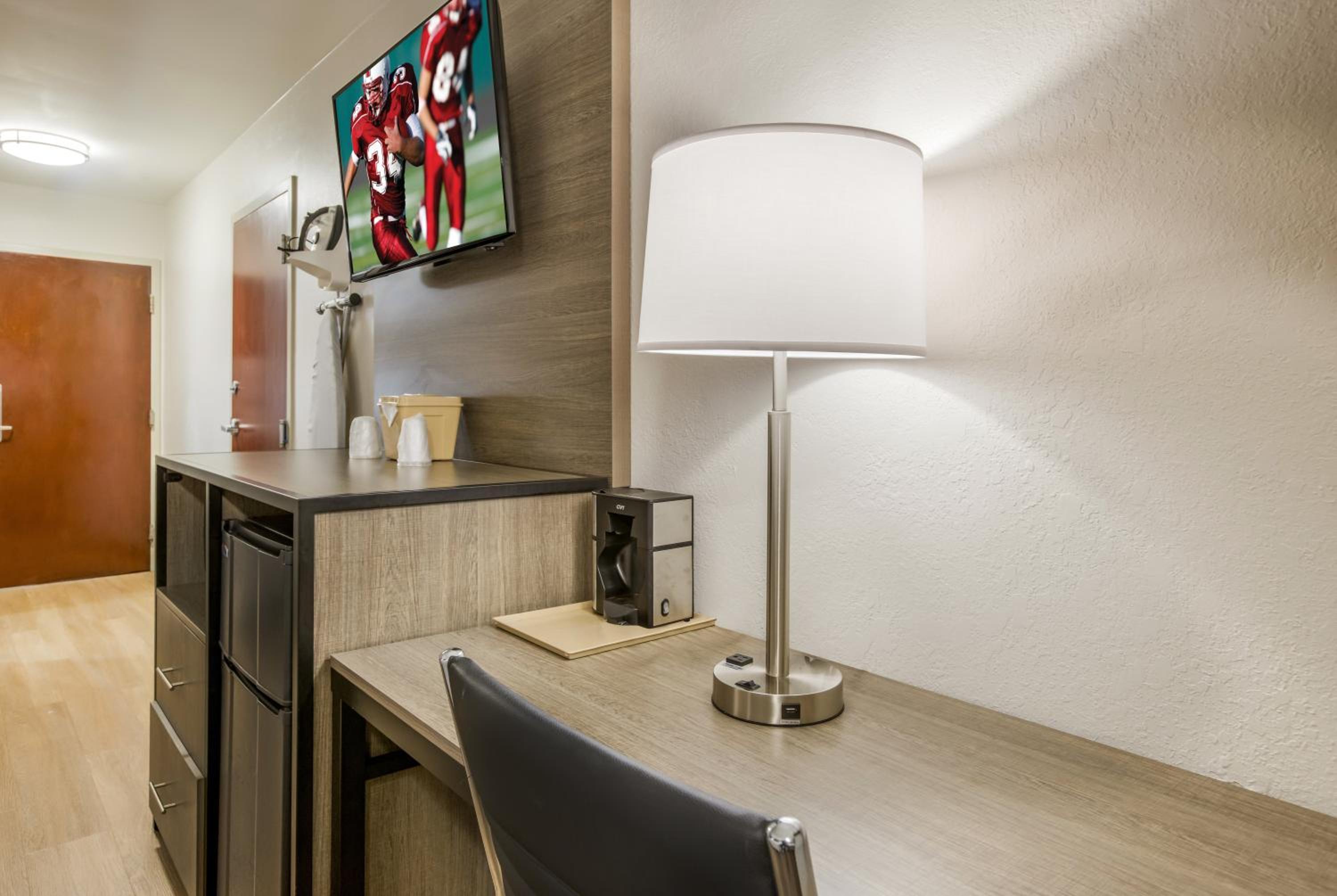  Premium King Room Smoke Free (Upgraded Bedding and Snack Box) - Photo 2