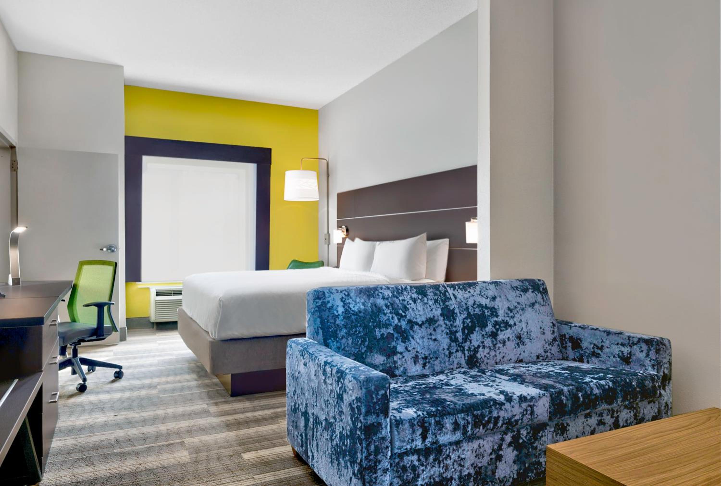 King Suite with Roll-in Shower - Mobility Access - Photo 1