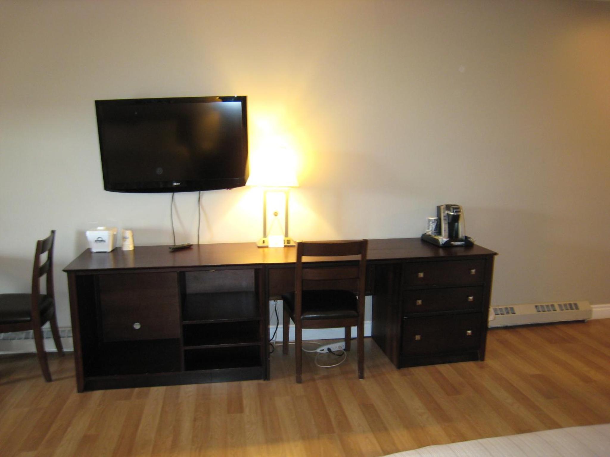 Queen Studio Suite with Two Queen Beds - Non-Smoking - Photo 6