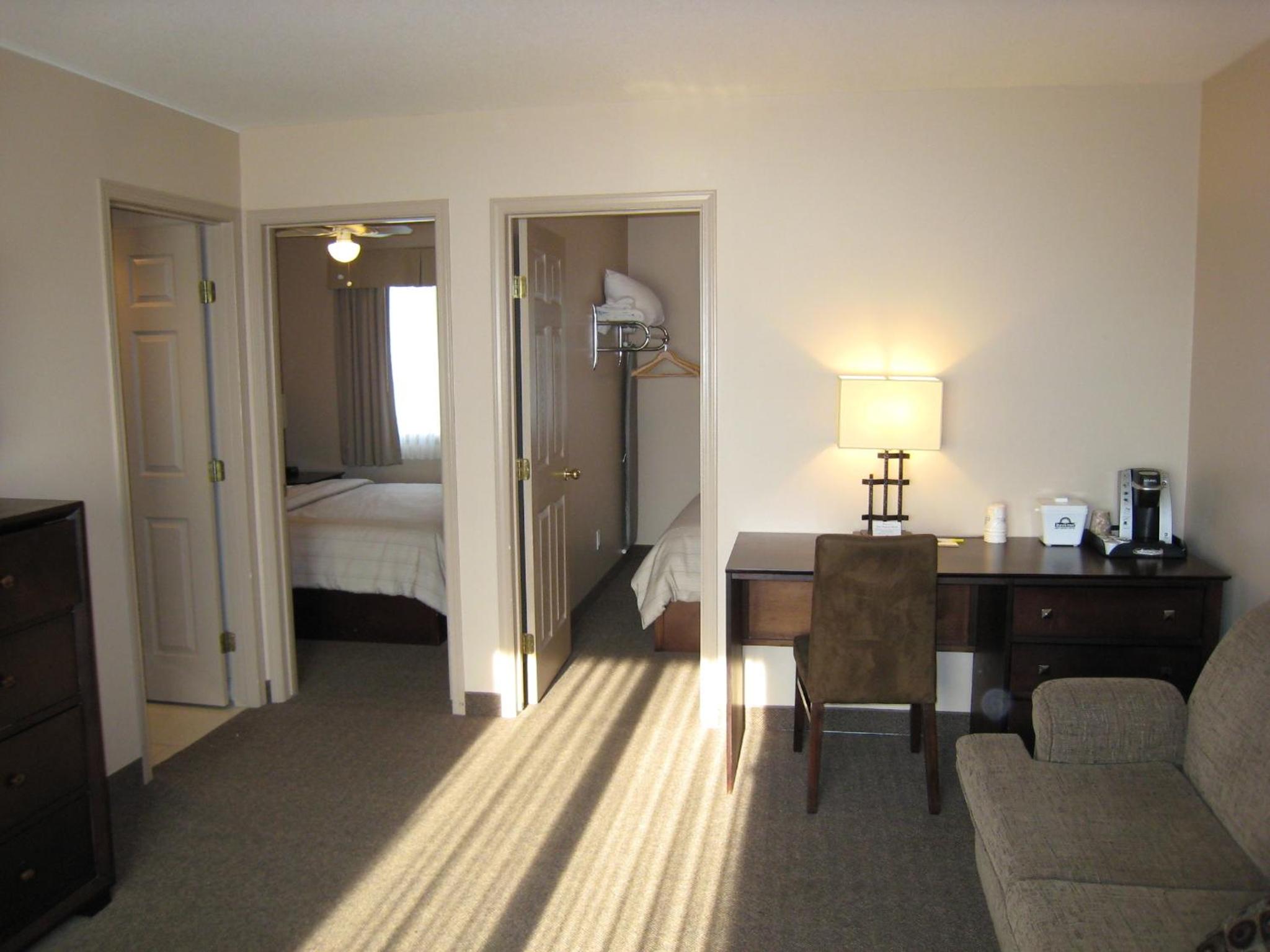 Two Room Queen Suite with Two Queen Beds - Non-Smoking - Photo 8