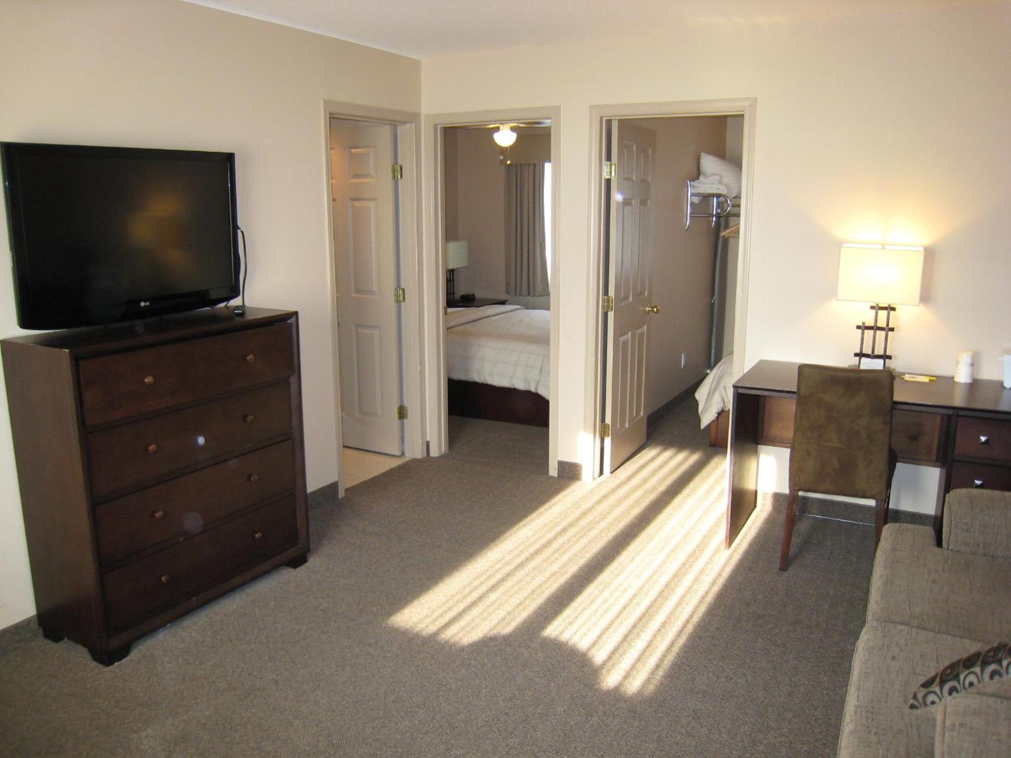 Two Room Queen Suite with Two Queen Beds - Non-Smoking - Photo 2