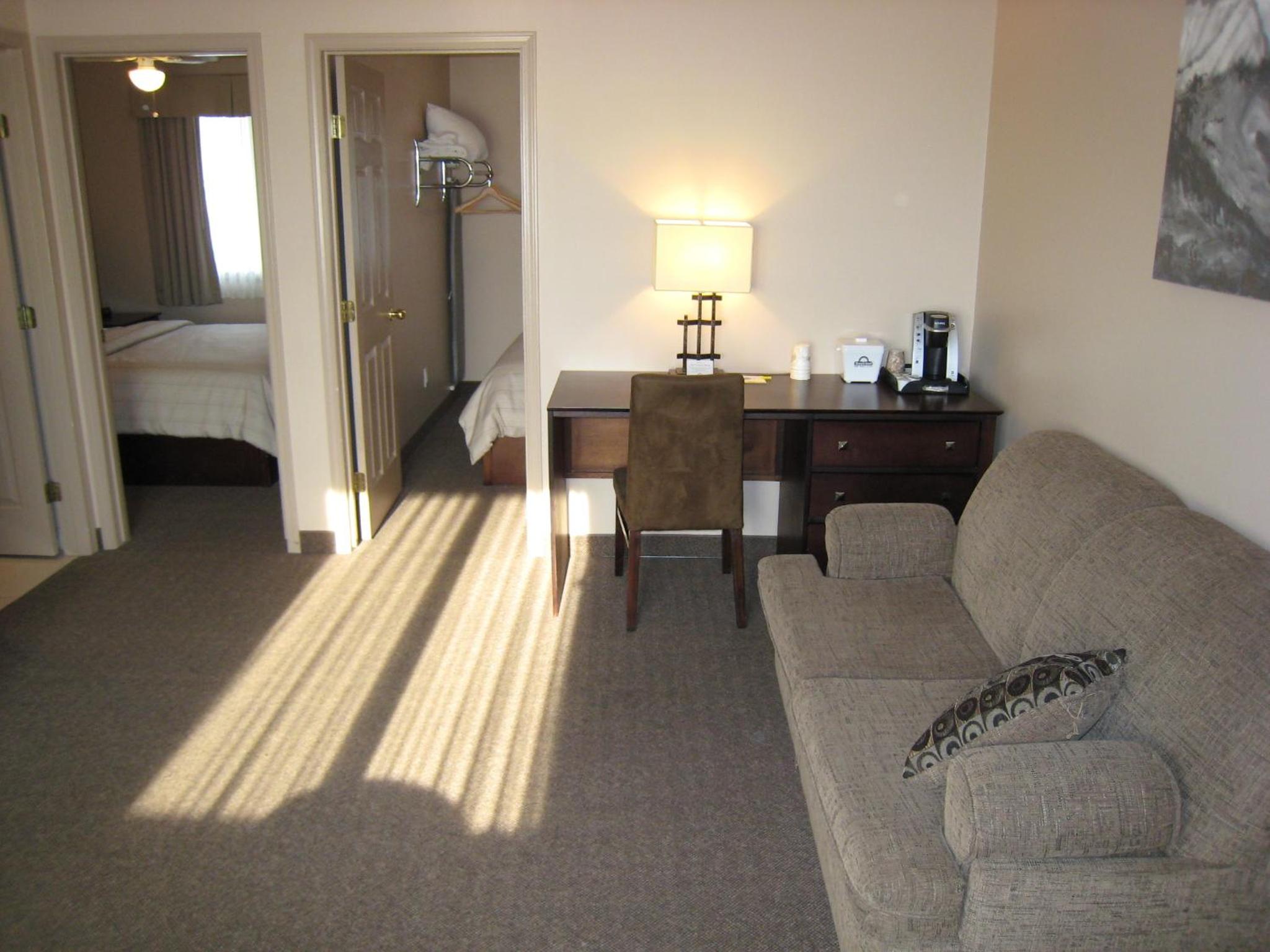 Two Room Queen Suite with Two Queen Beds - Non-Smoking - Photo 6