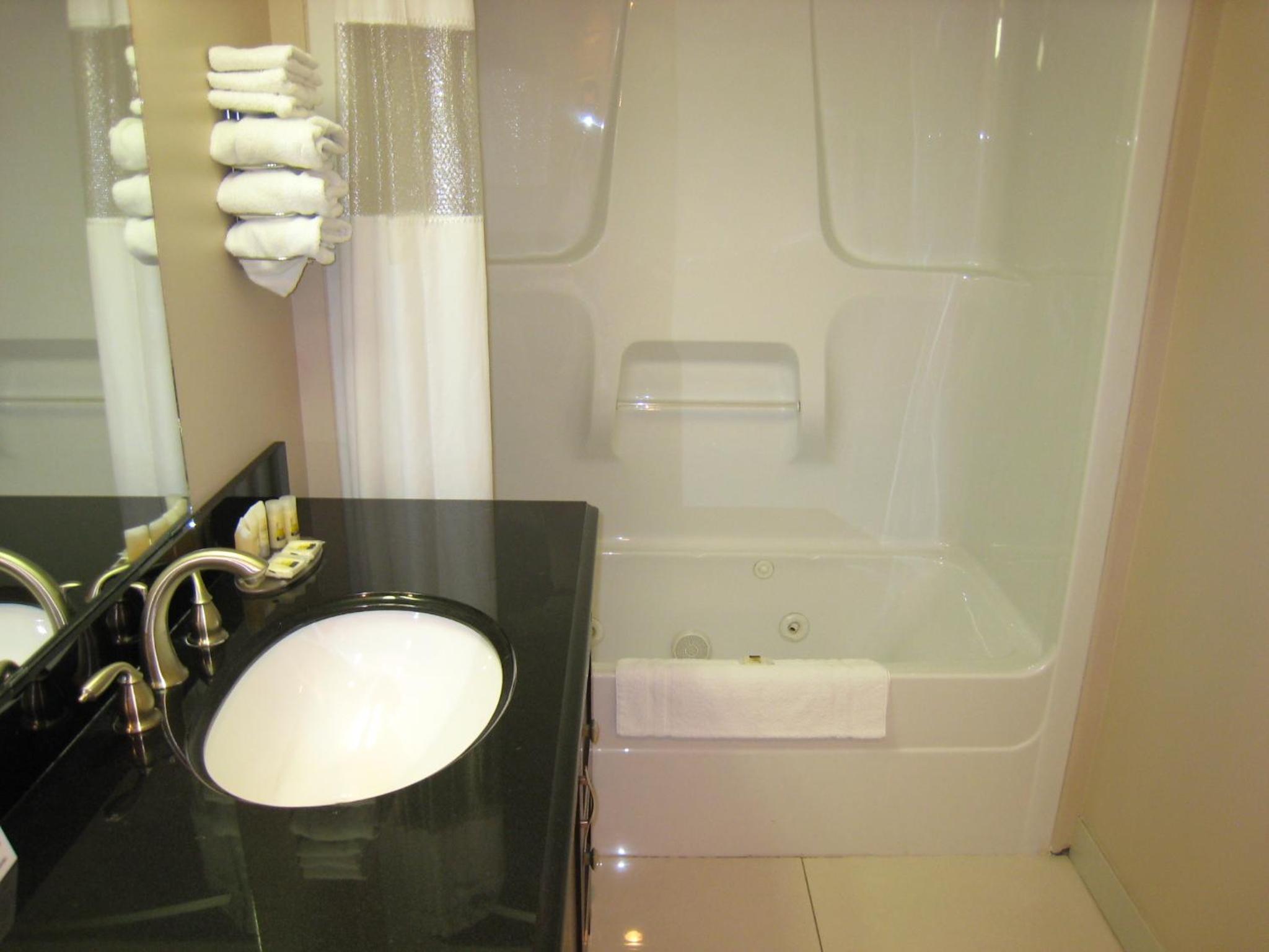 Two Room Queen Suite with Two Queen Beds - Non-Smoking - Photo 3