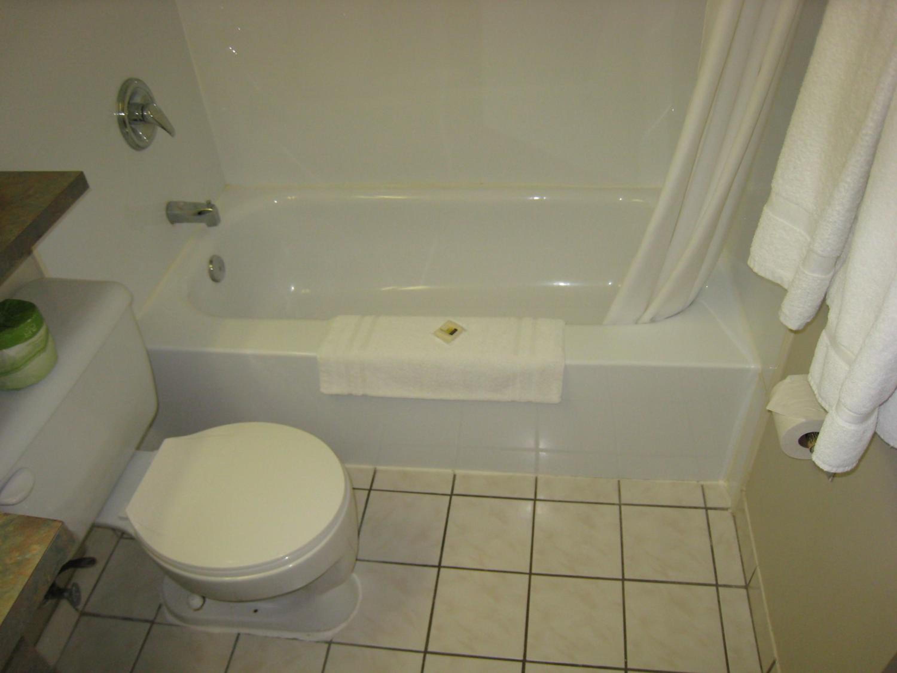 Queen Room with Two Queen Beds - Non-Smoking - Photo 7