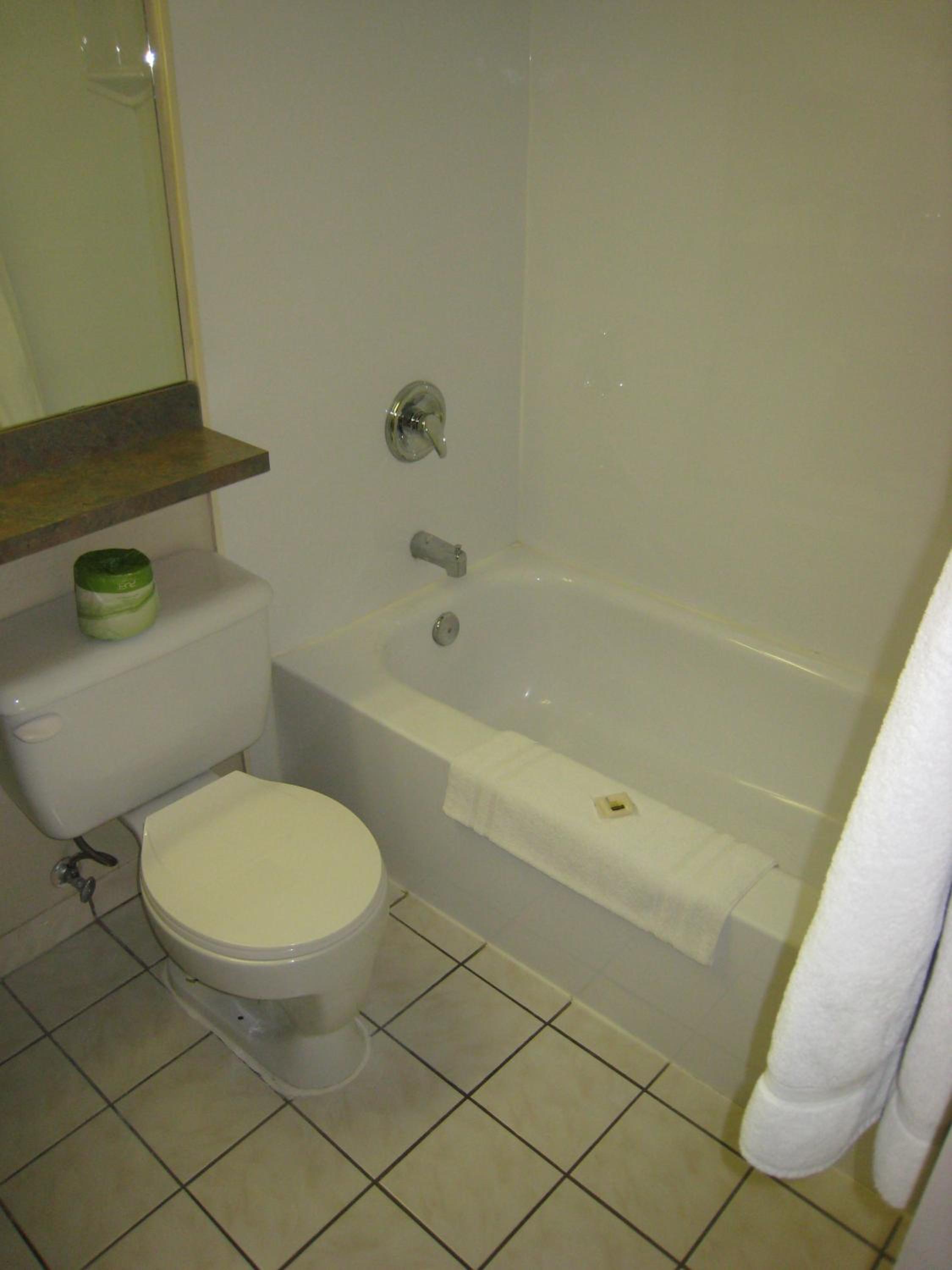 Queen Room with Two Queen Beds - Non-Smoking - Photo 6