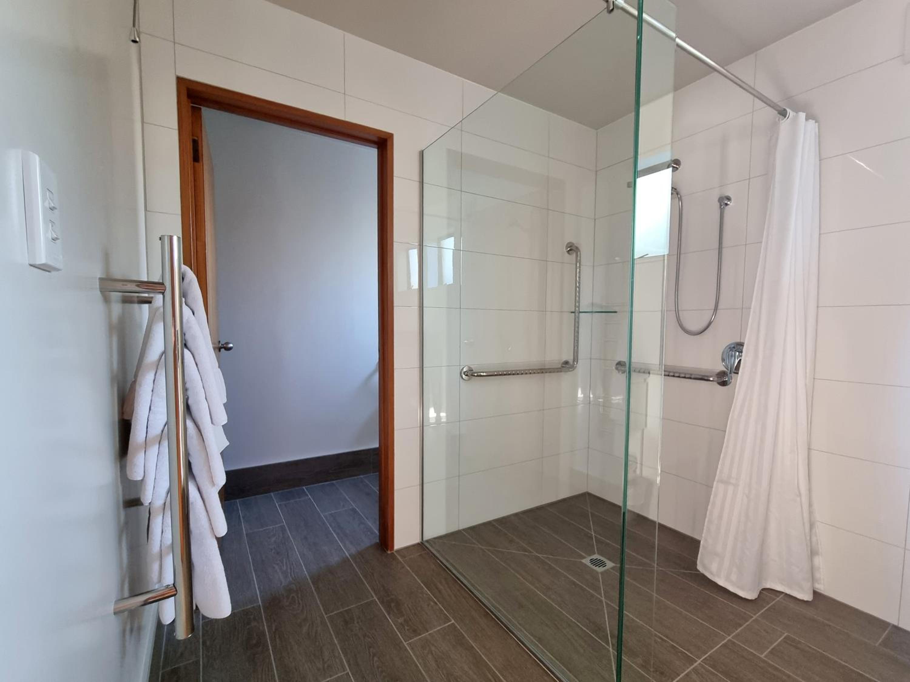 Two-Bedroom Apartment with Accessible Shower - Photo 5
