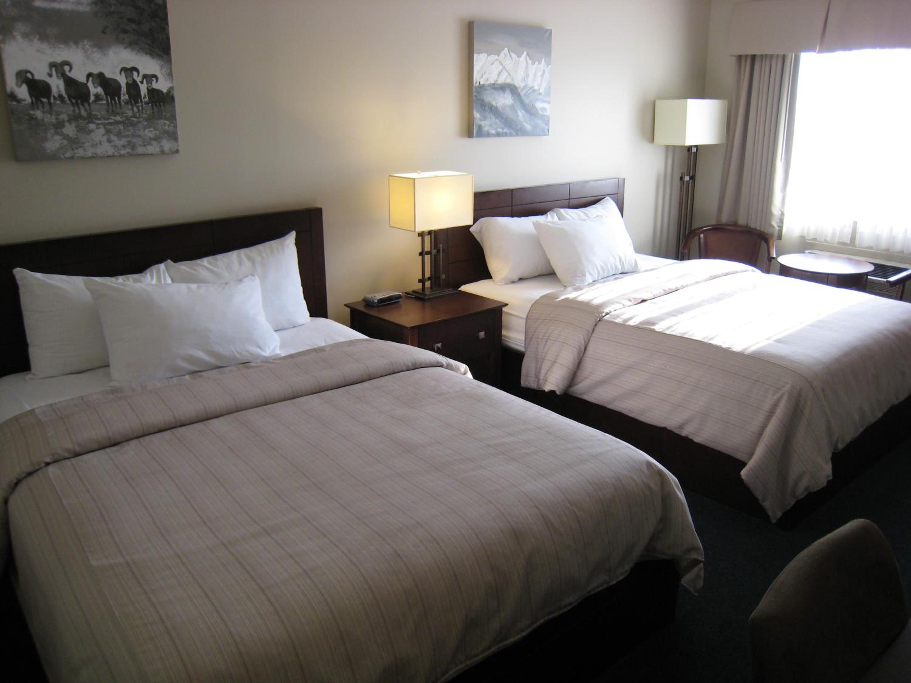 Queen Room with Two Queen Beds - Non-Smoking - Photo 9
