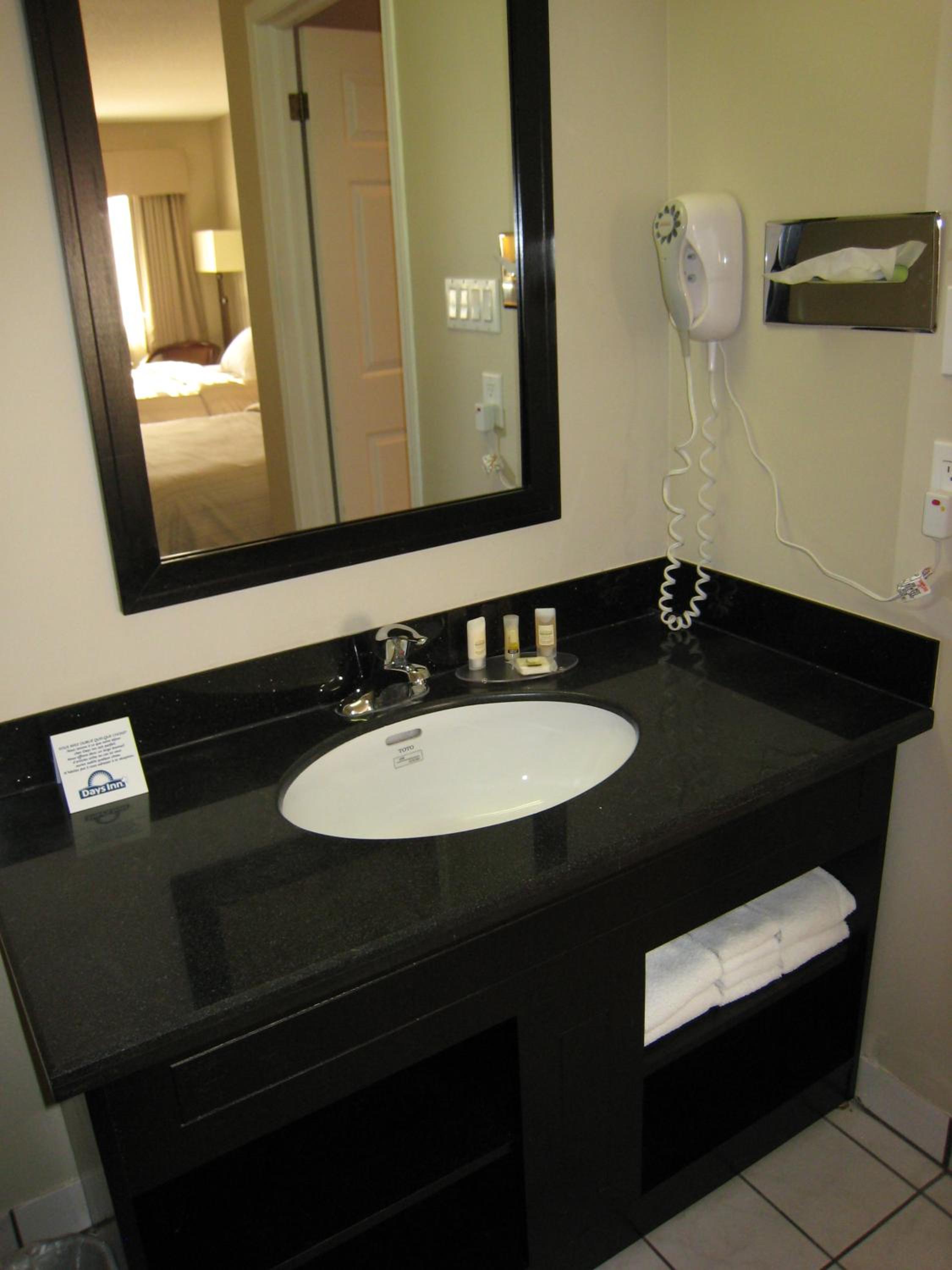 King Room - Non-Smoking - Photo 9