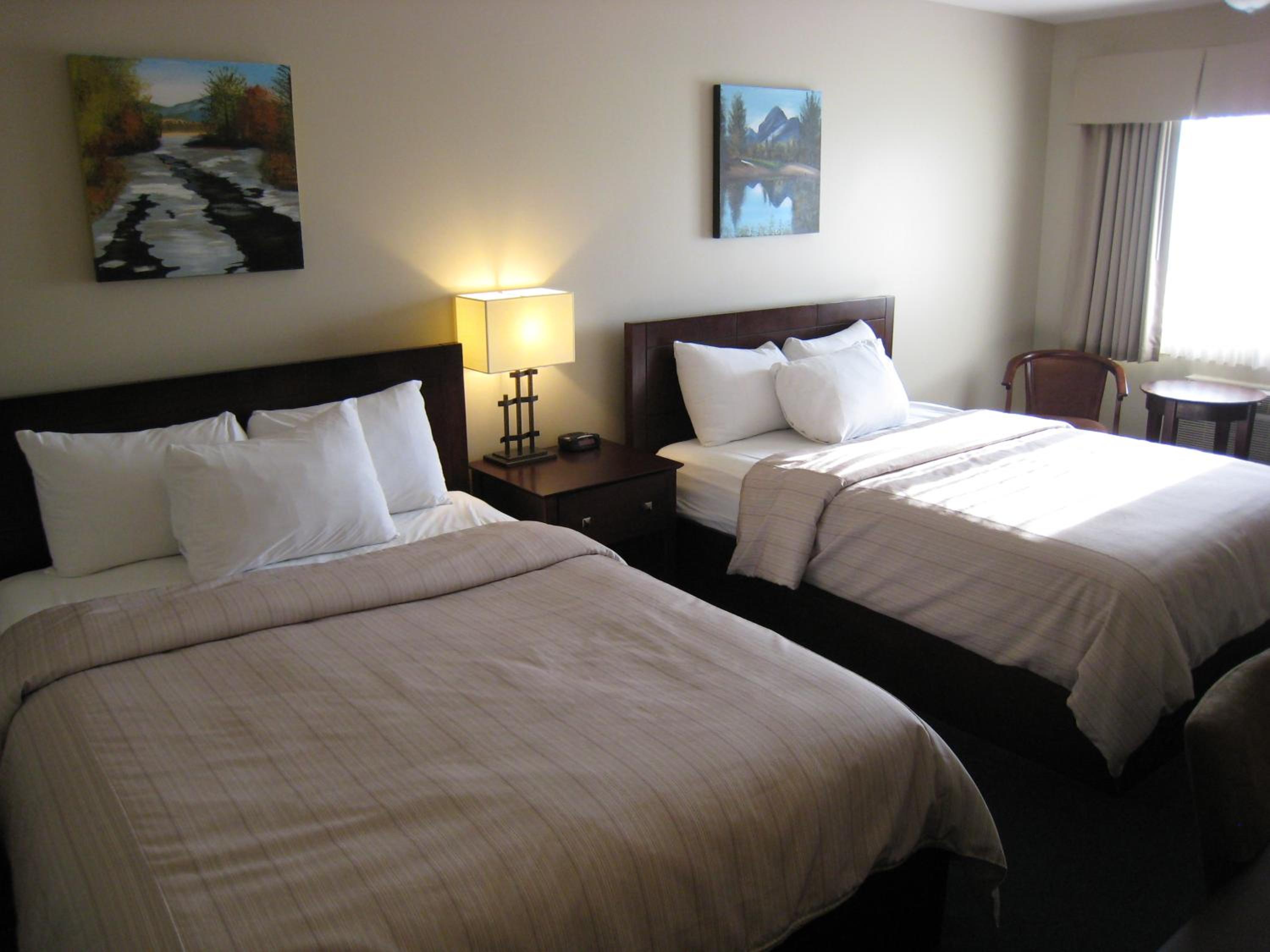 Queen Room with Two Queen Beds - Pet Friendly - Photo 8