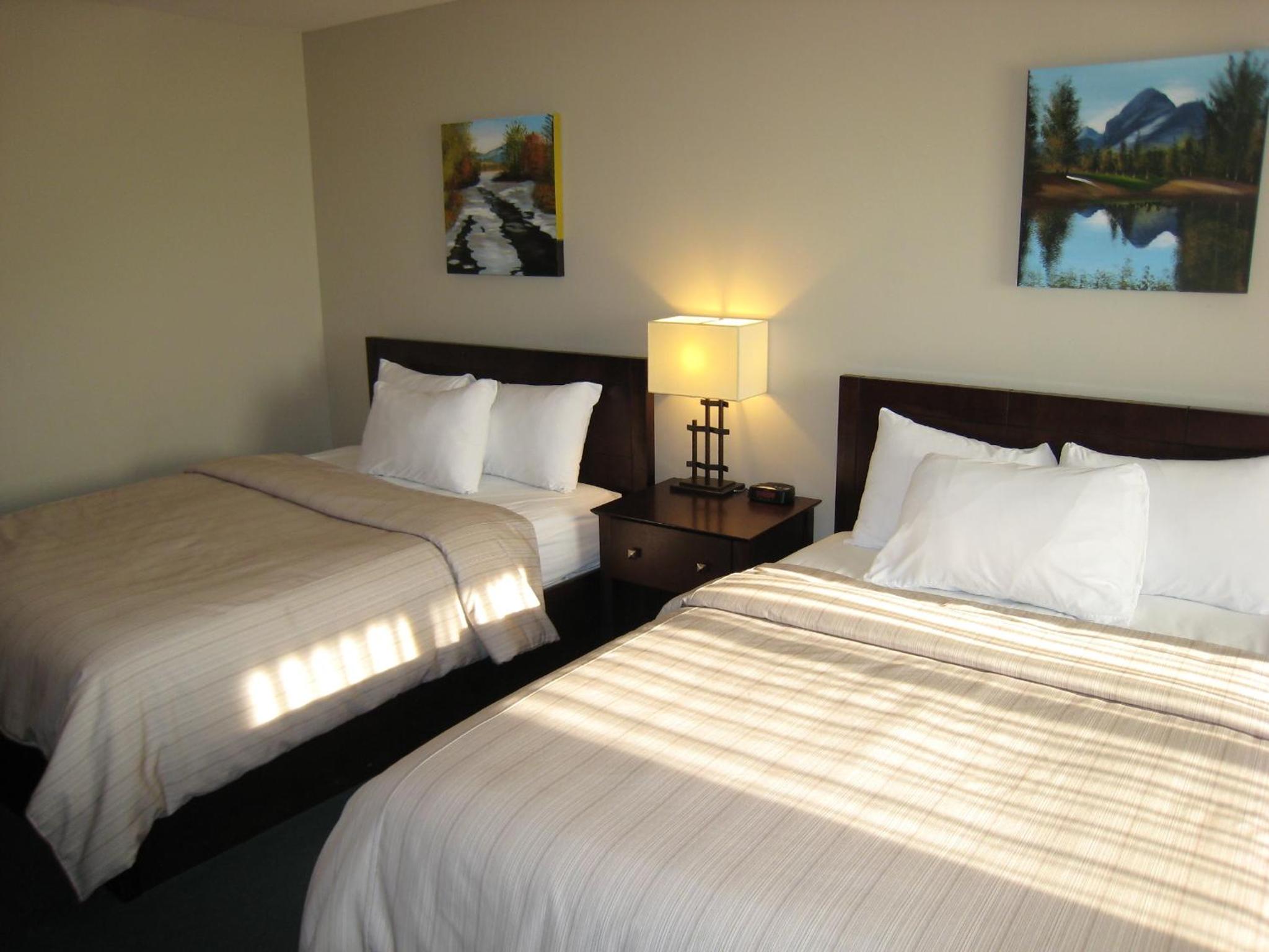 Queen Room with Two Queen Beds - Pet Friendly - Photo 7