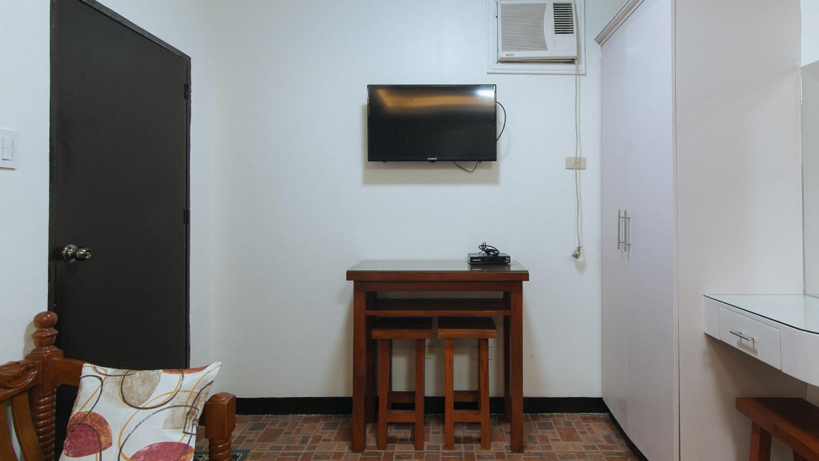 Studio Apartment - Photo 1