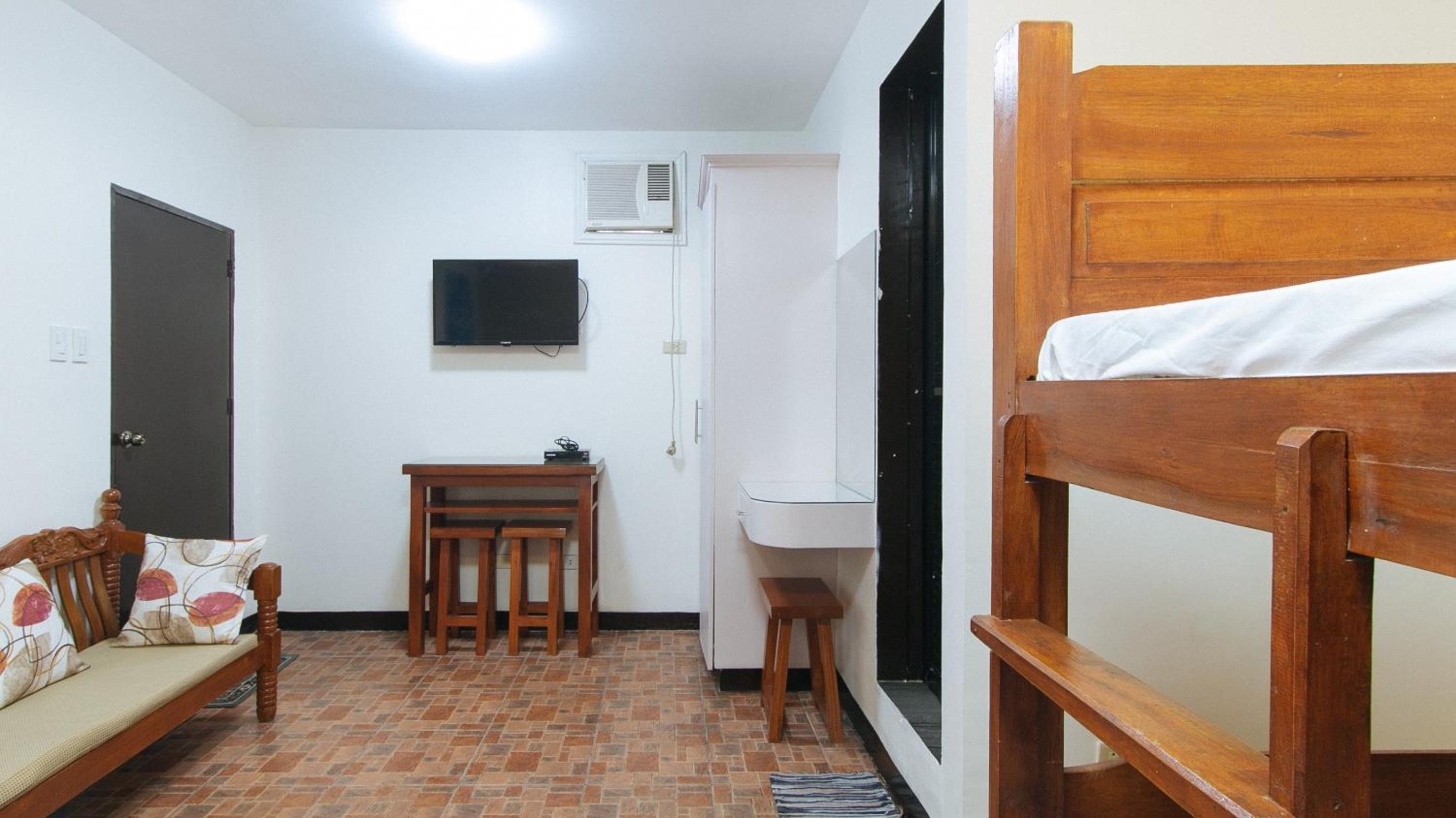 Studio Apartment - Photo 2