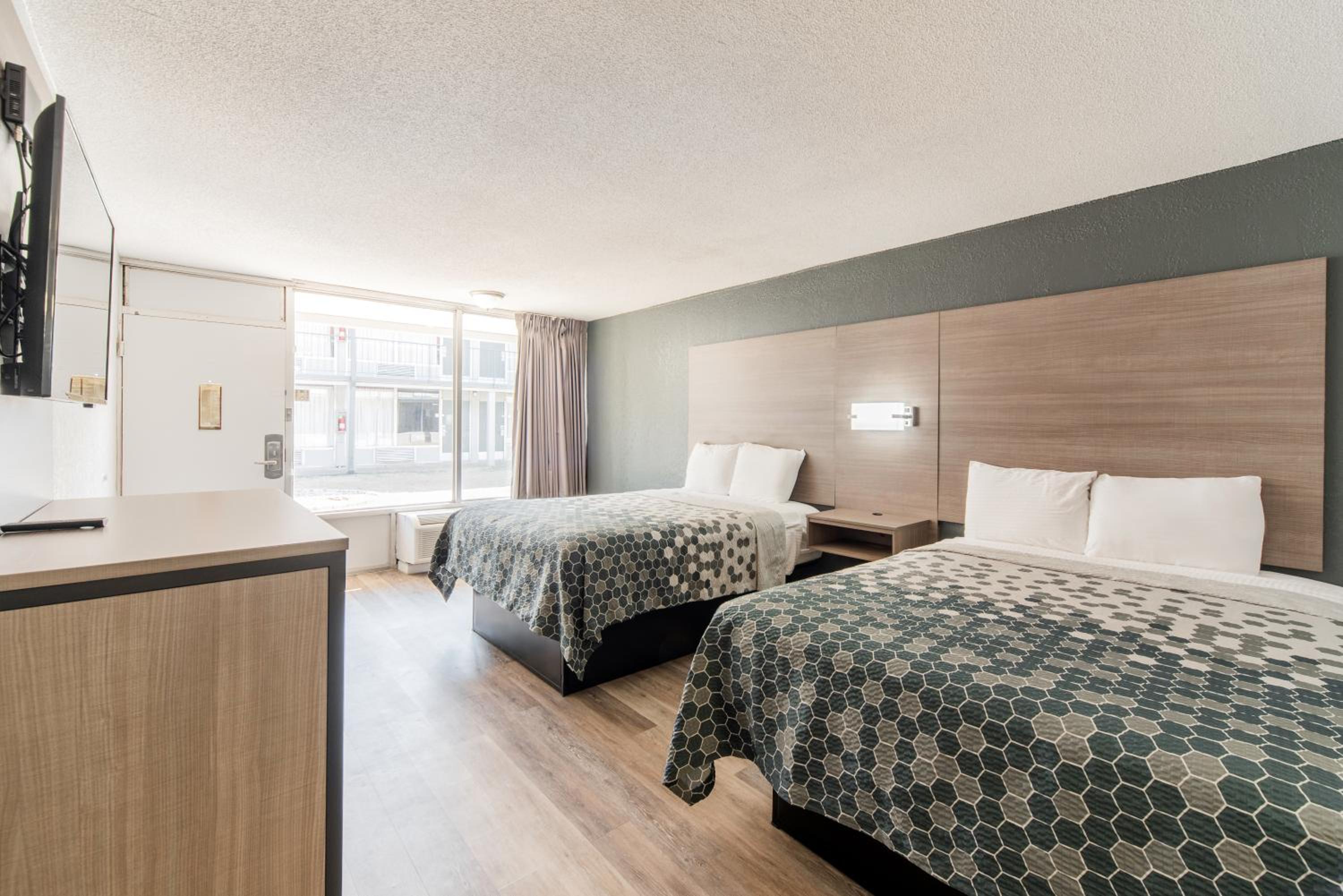 Queen Room with Two Queen Beds - Photo 3