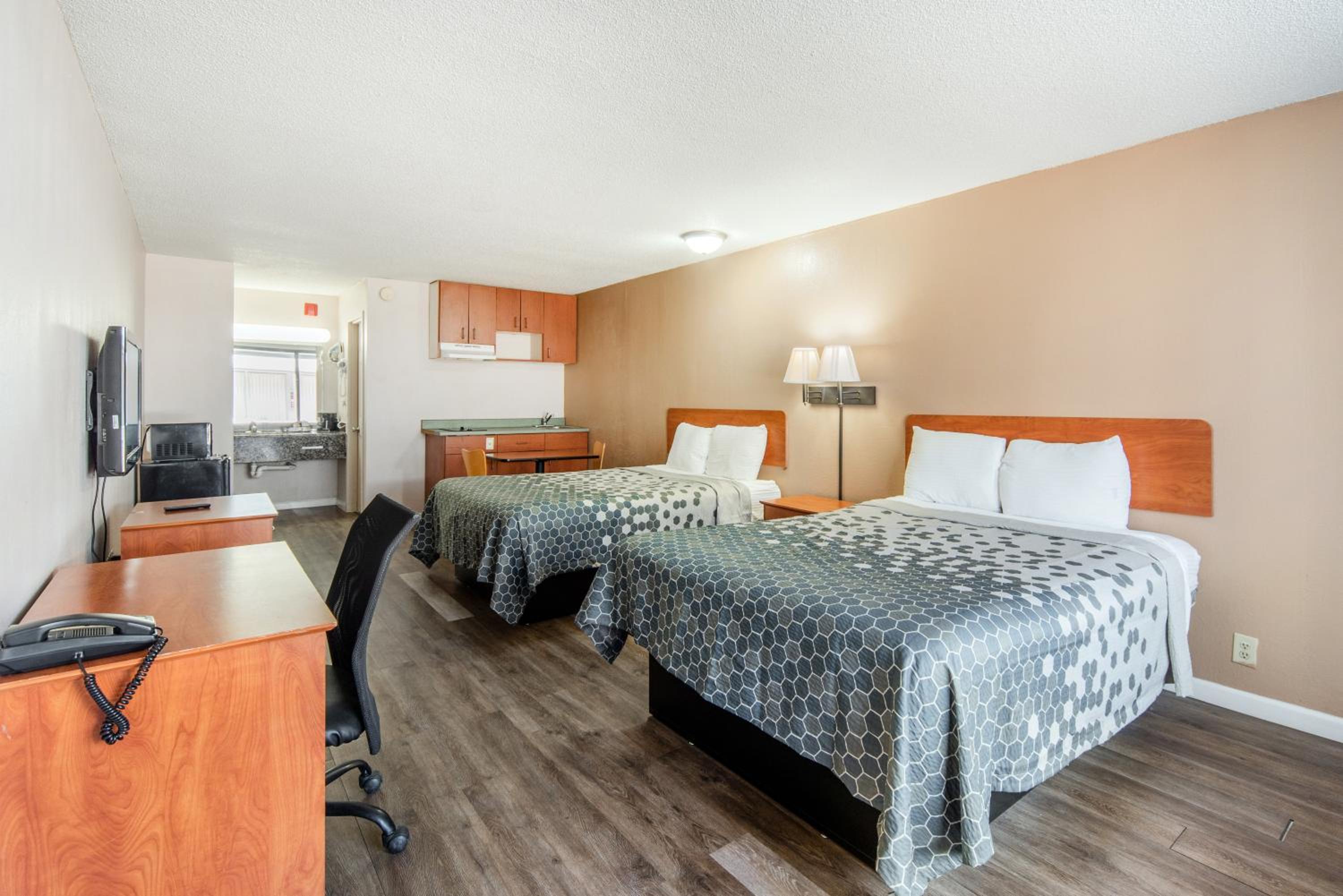 Efficency Queen Room with Two Queen Beds - Non-Smoking - Photo 7