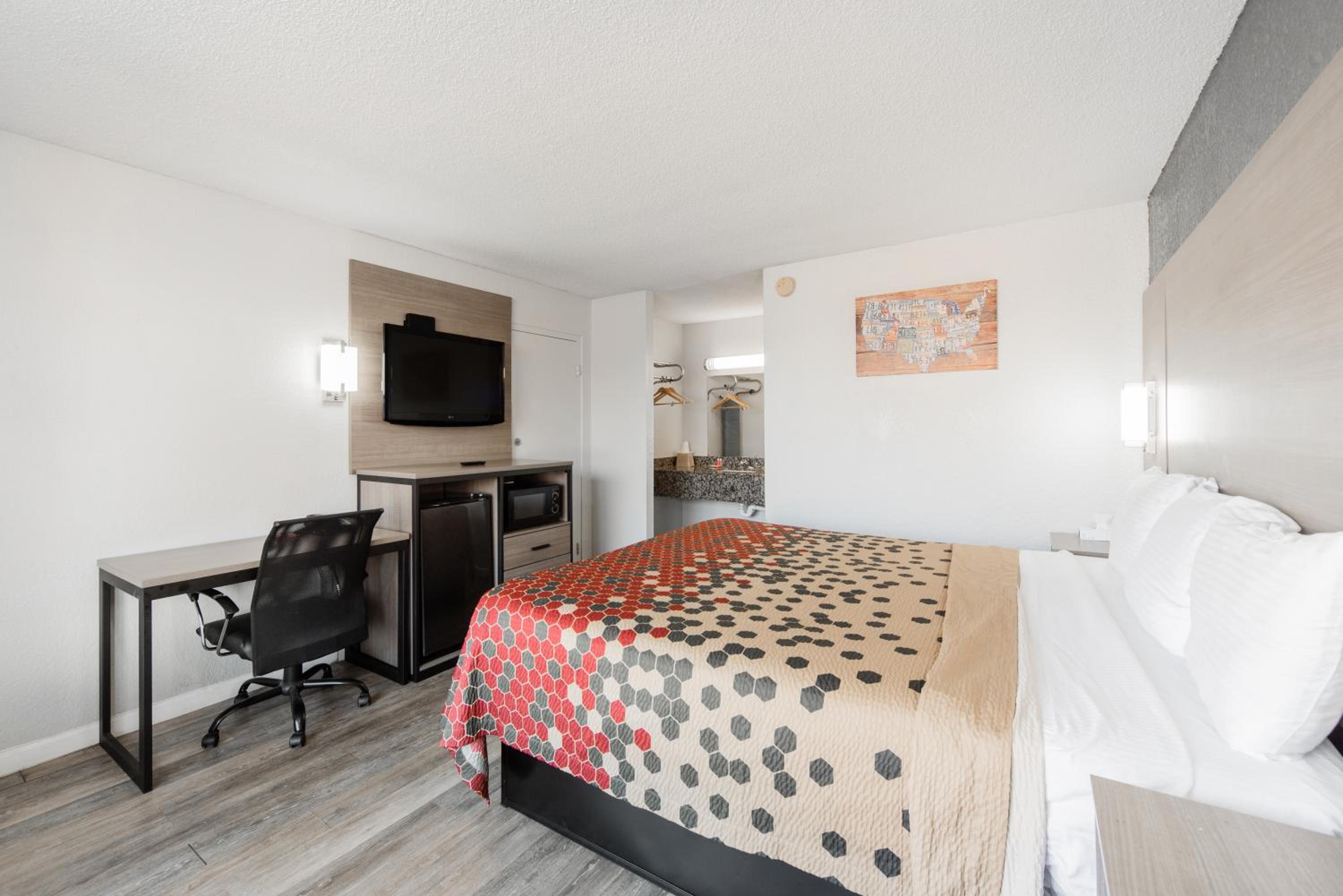 King Room - Non-Smoking - Photo 2