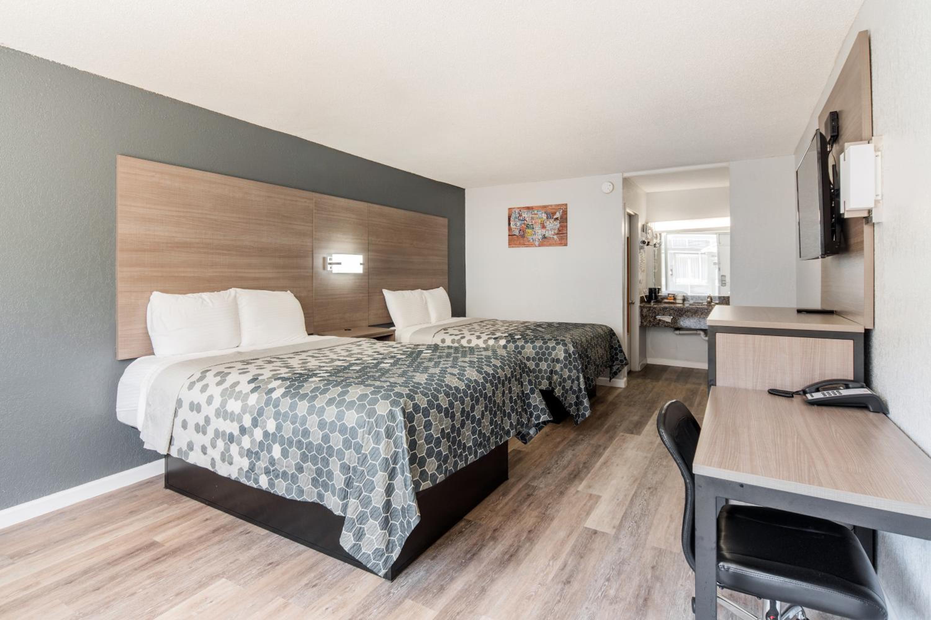 Queen Room with Two Queen Beds - Non-Smoking - Photo 3
