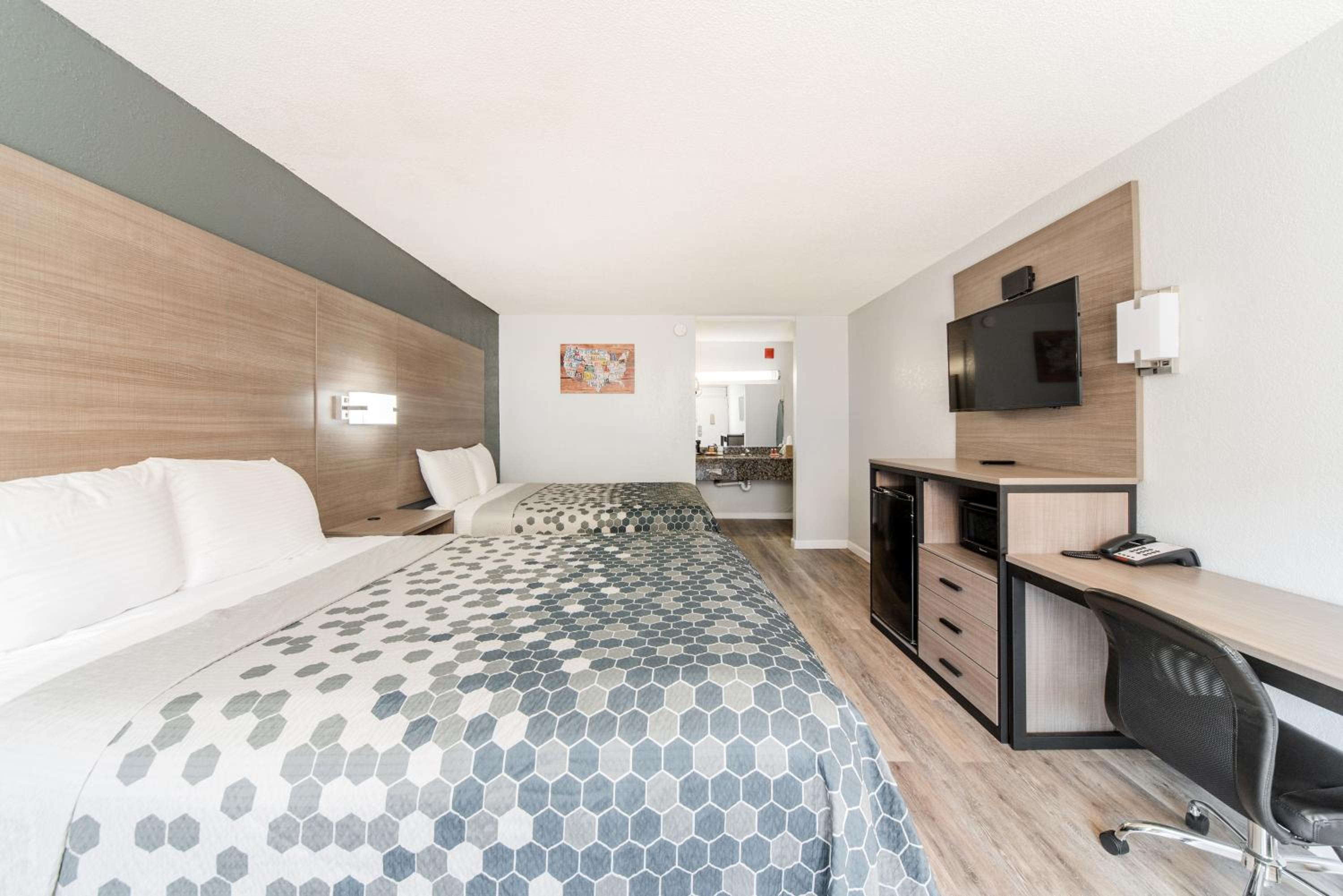 Queen Room with Two Queen Beds - Non-Smoking - Photo 4
