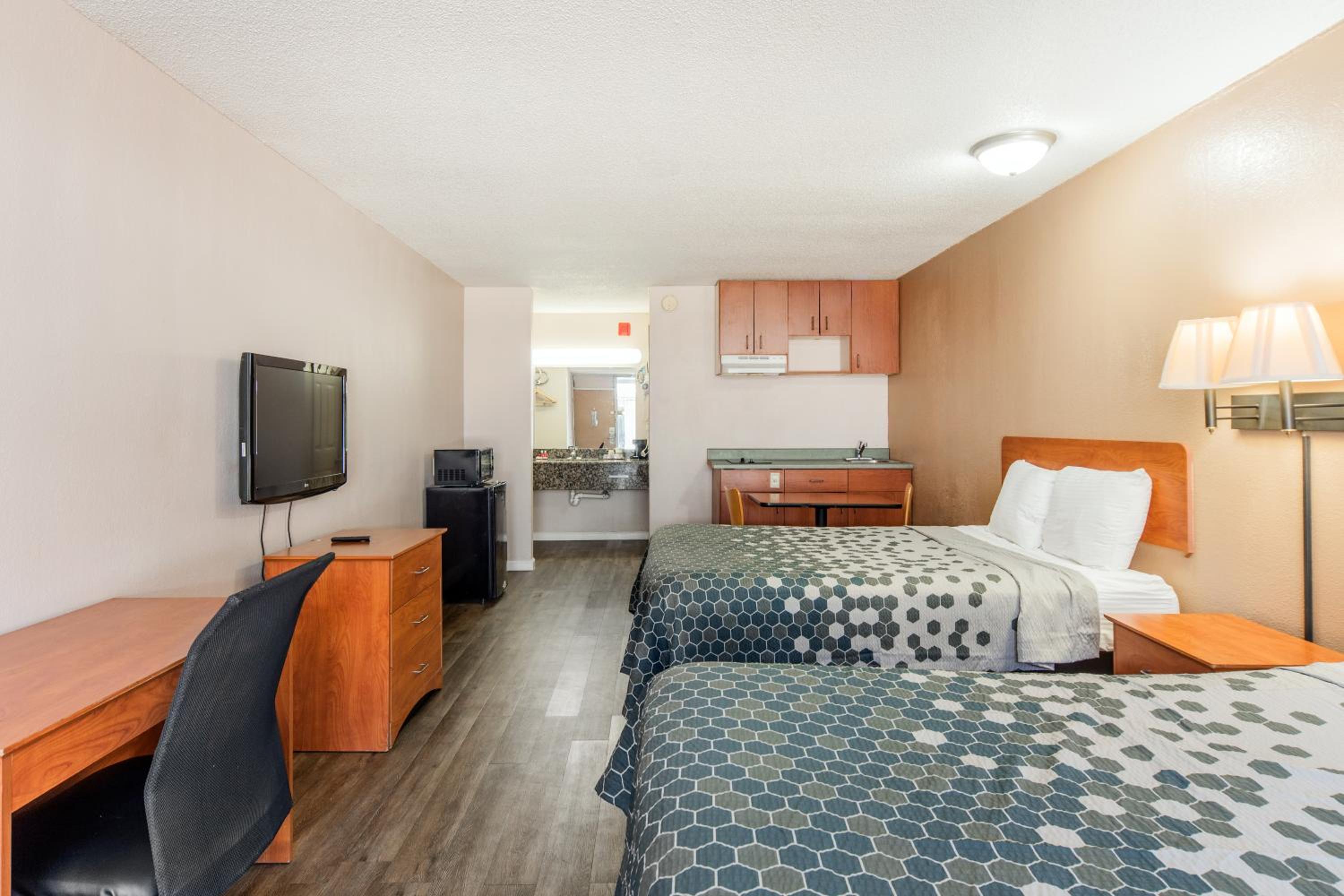 Efficency Queen Room with Two Queen Beds - Non-Smoking - Photo 6