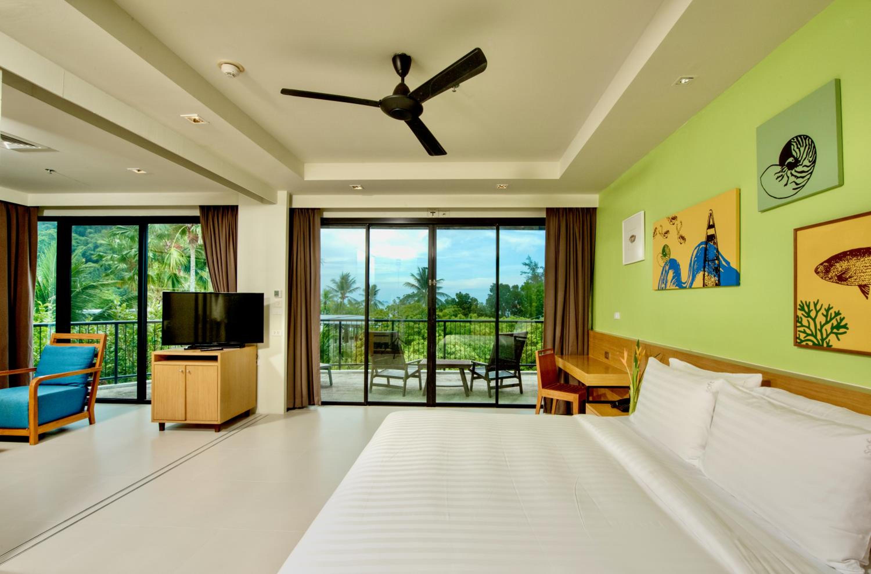 Kids' Suite with Pool View photo 3