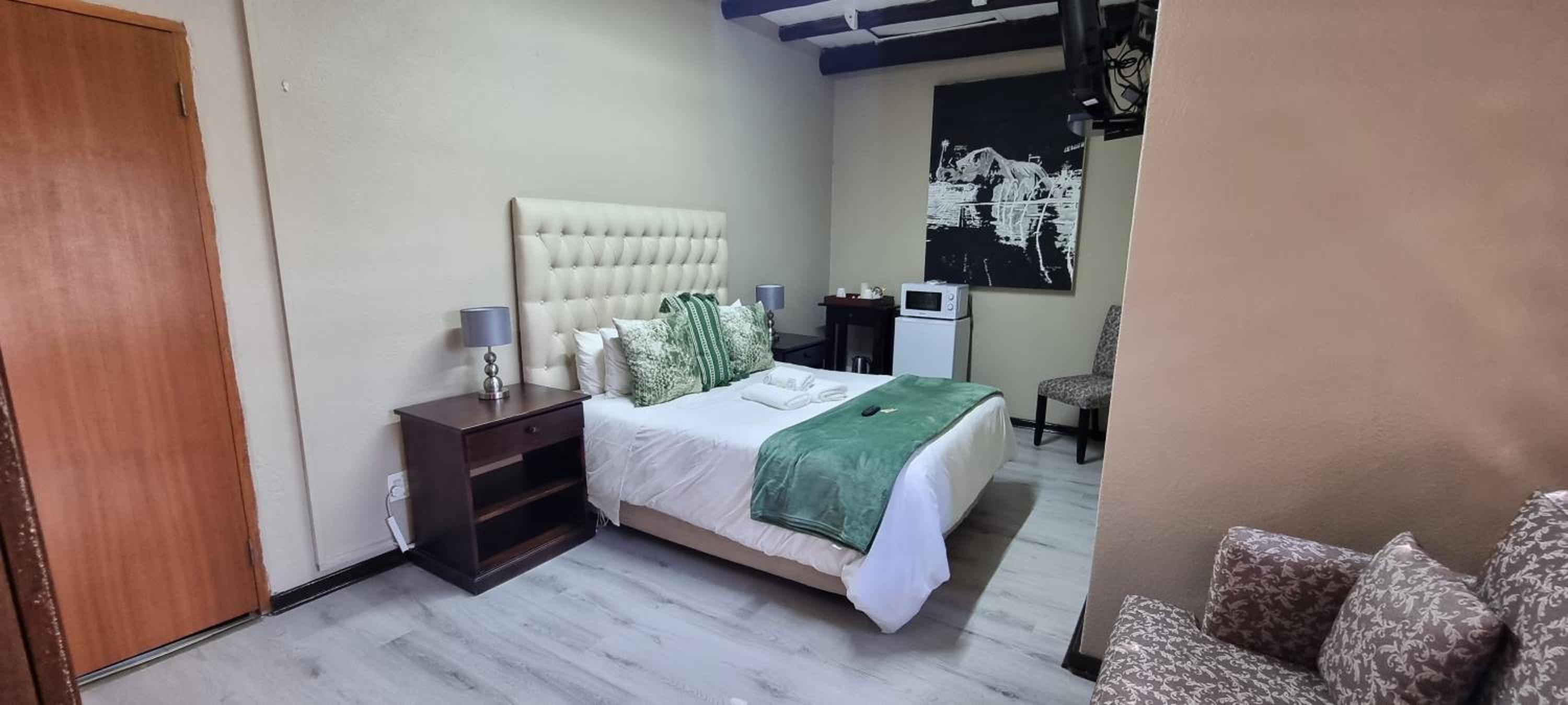 Standard Queen Room - Photo 8