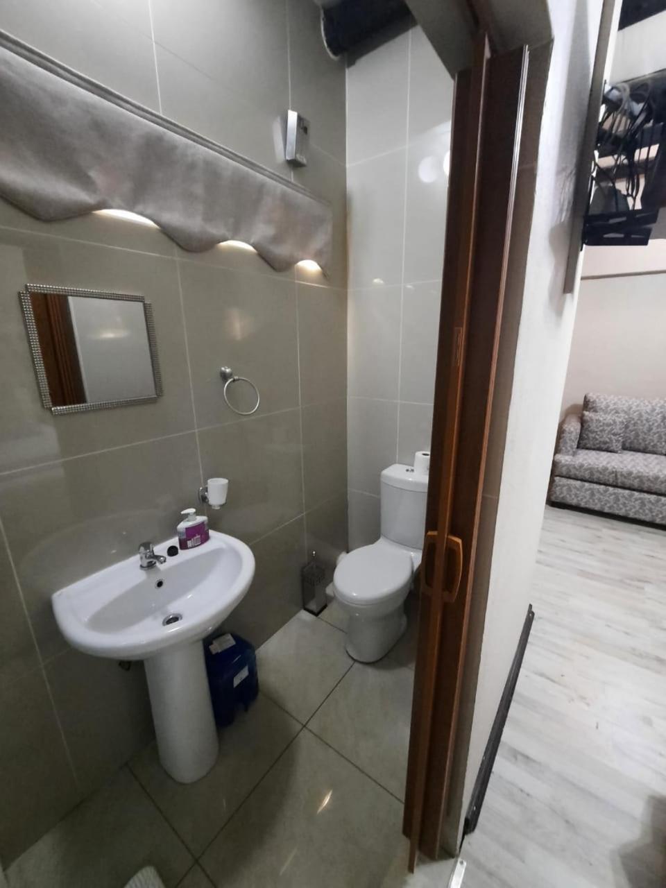 Standard Queen Room - Photo 9