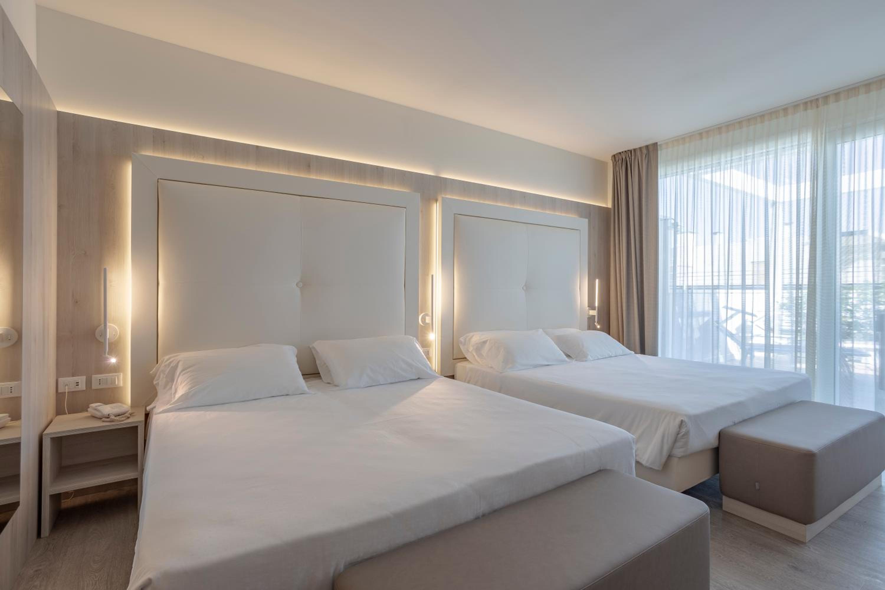 Family Suite with Spa Bath and Side Sea View photo 3