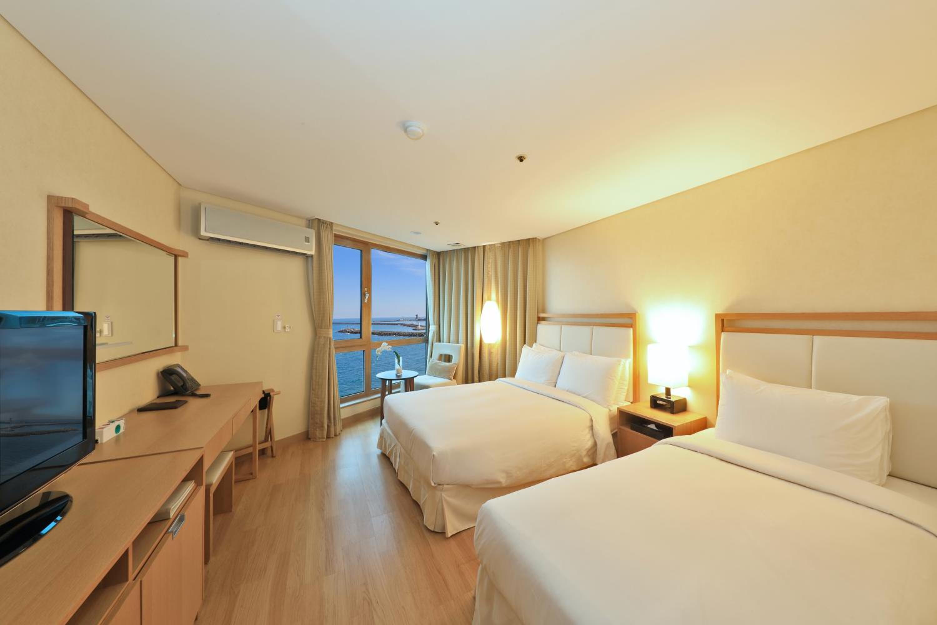 Cozy Twin Room With Sea View