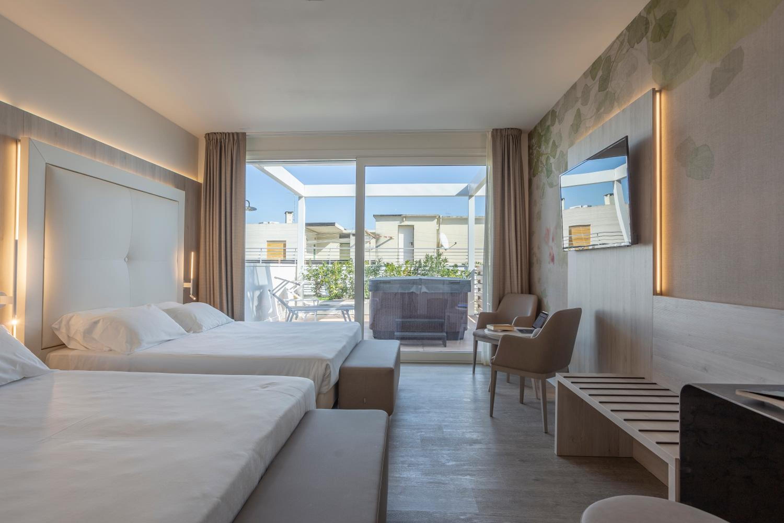 Family Suite with Spa Bath and Side Sea View photo 1