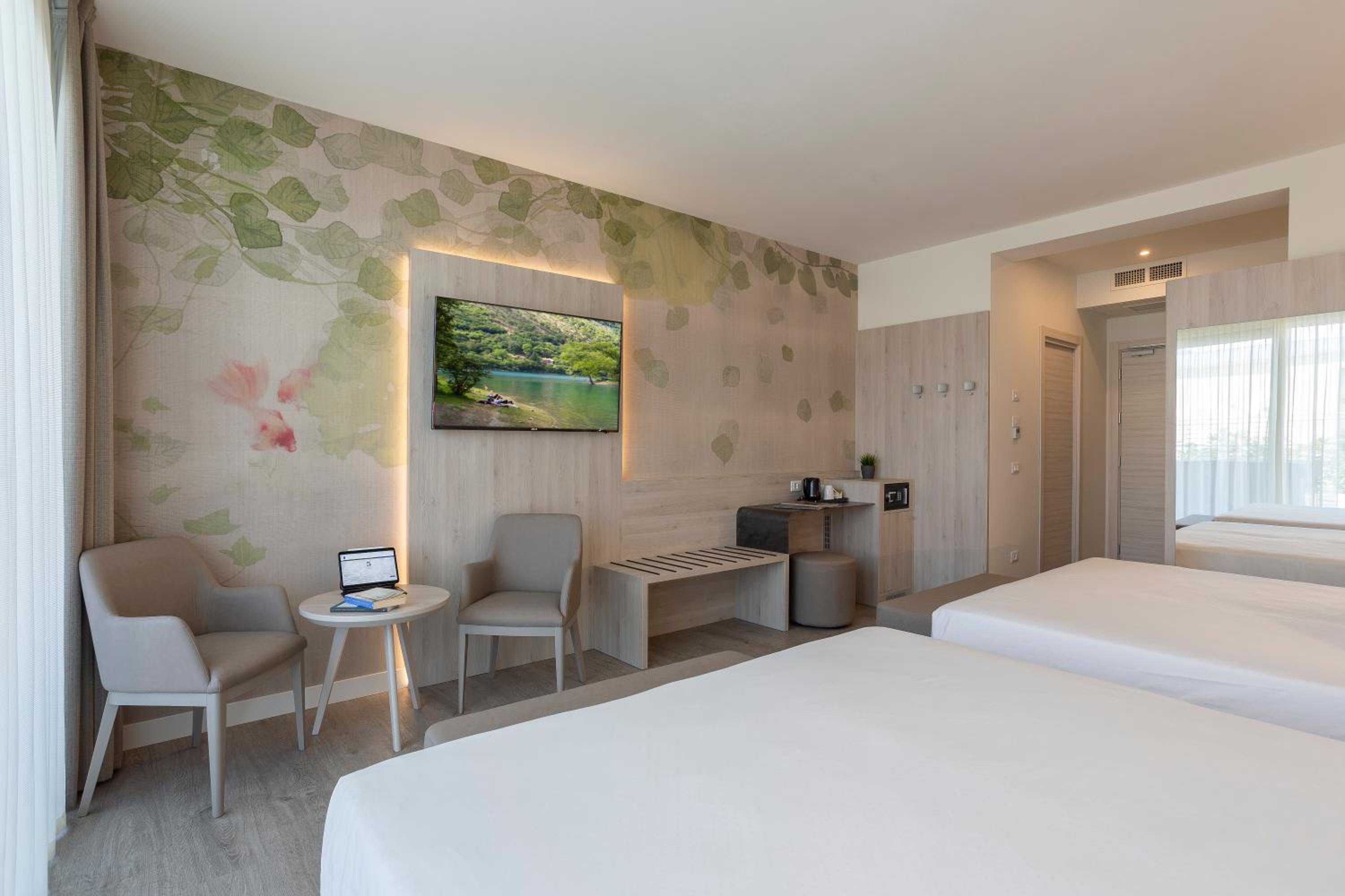 Family Suite with Spa Bath and Side Sea View photo 2