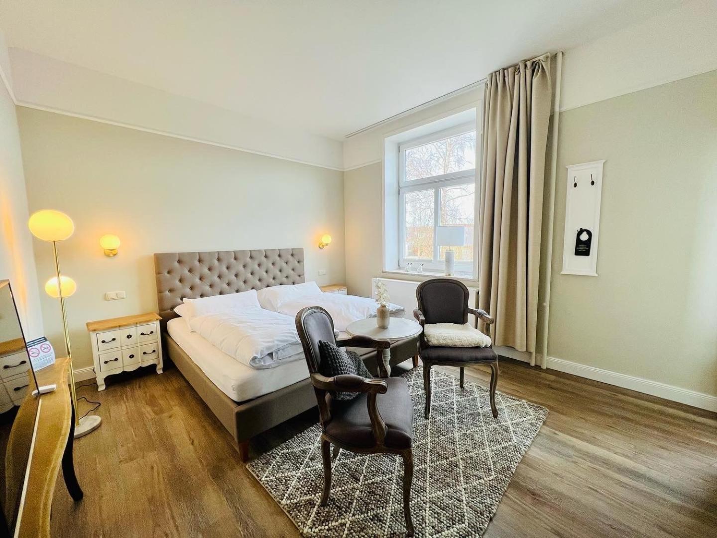 Zimmer mit Kingsize-Bett und Hochparterre - Photo 1