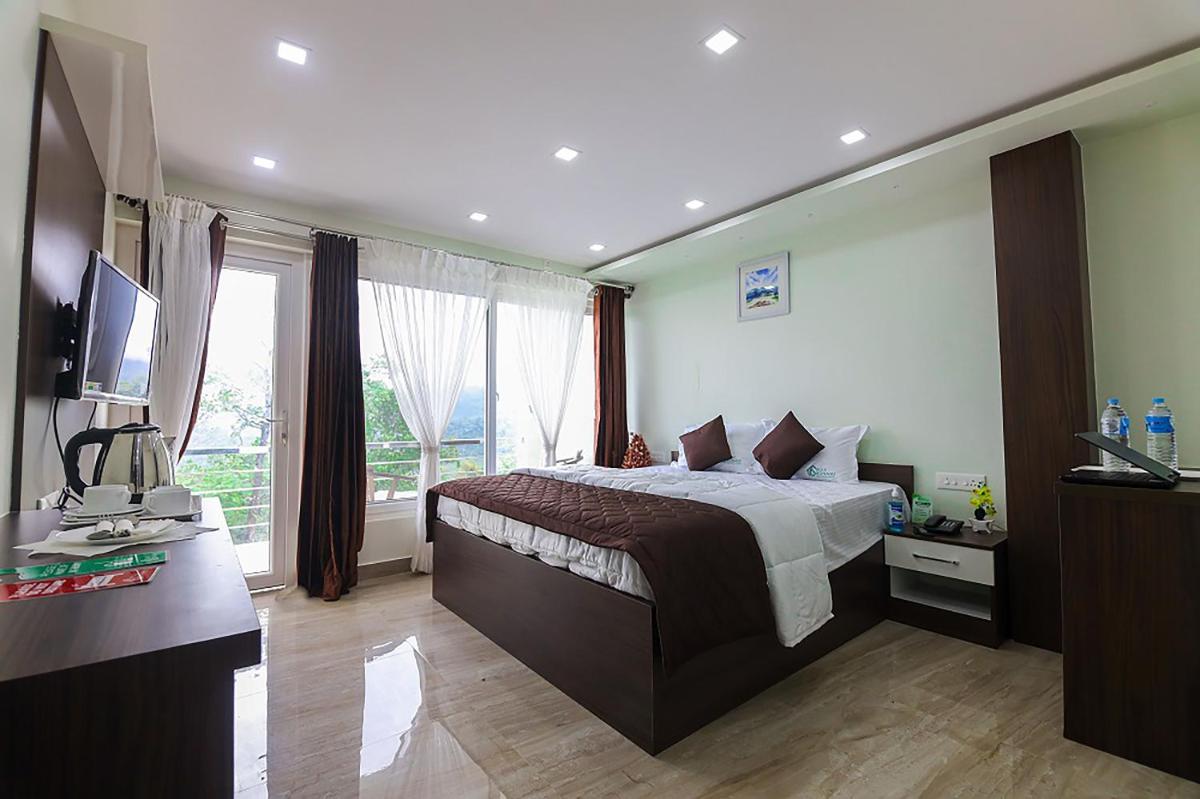 Double Room with Balcony (2 Adults + 1 Child) photo 3