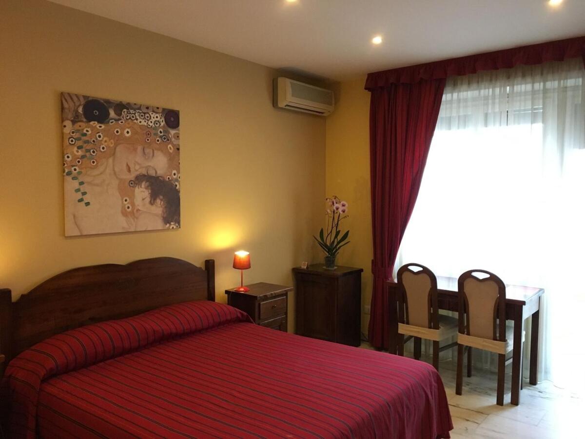 Double Room with Private Bathroom photo 2