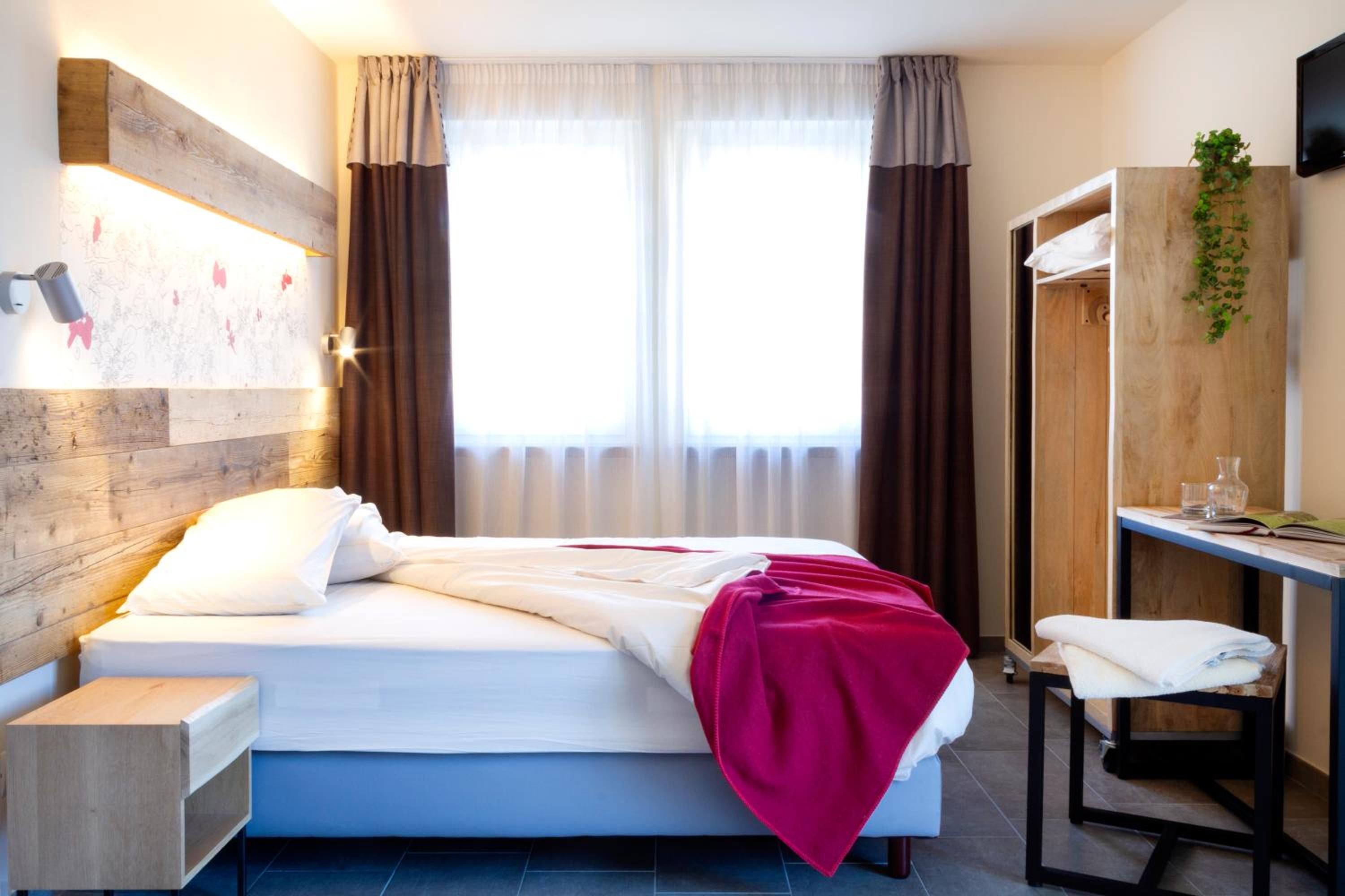 Double or Twin Room with Mountain View