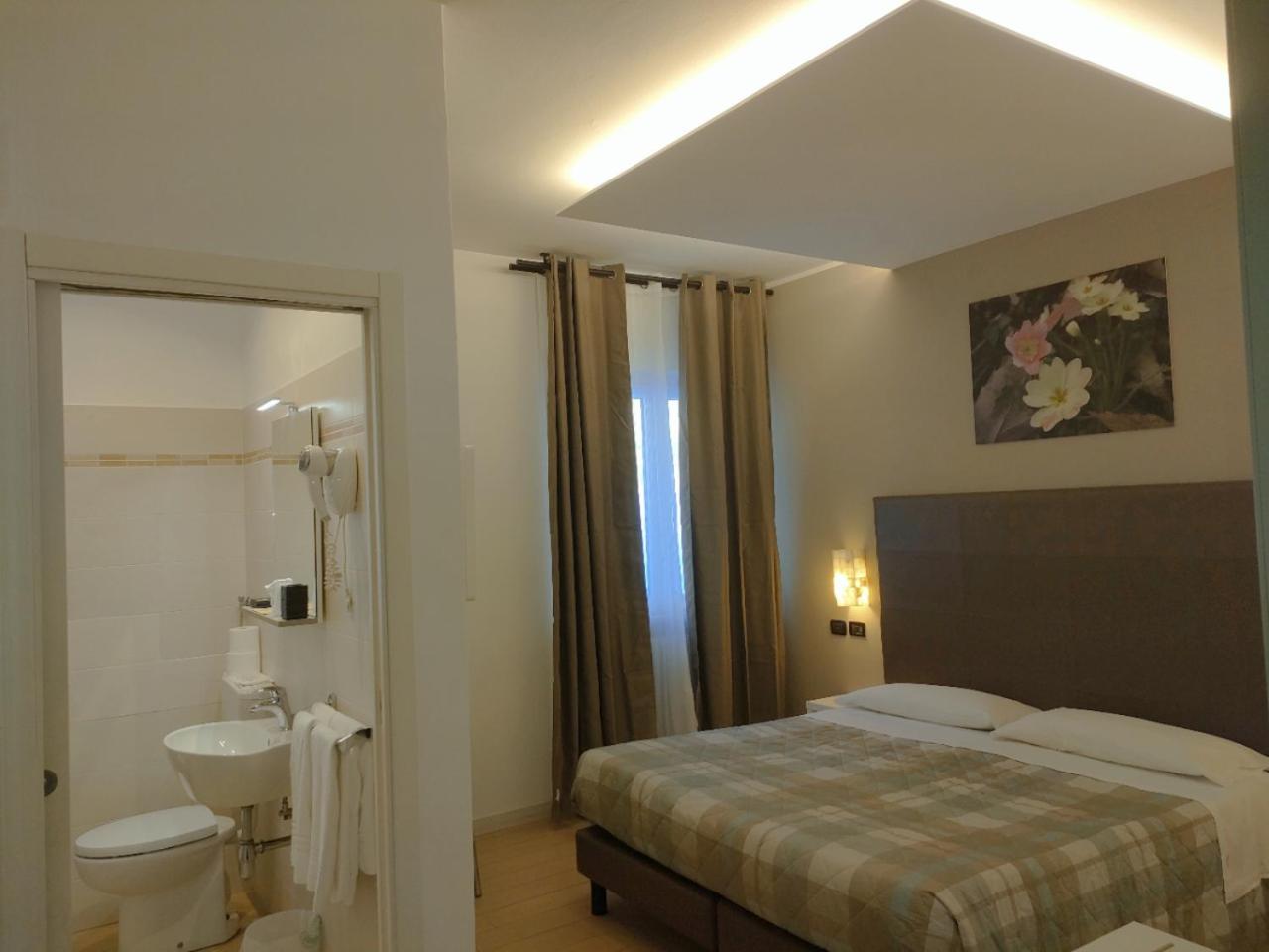 Double or Twin Room with Private Bathroom photo 3