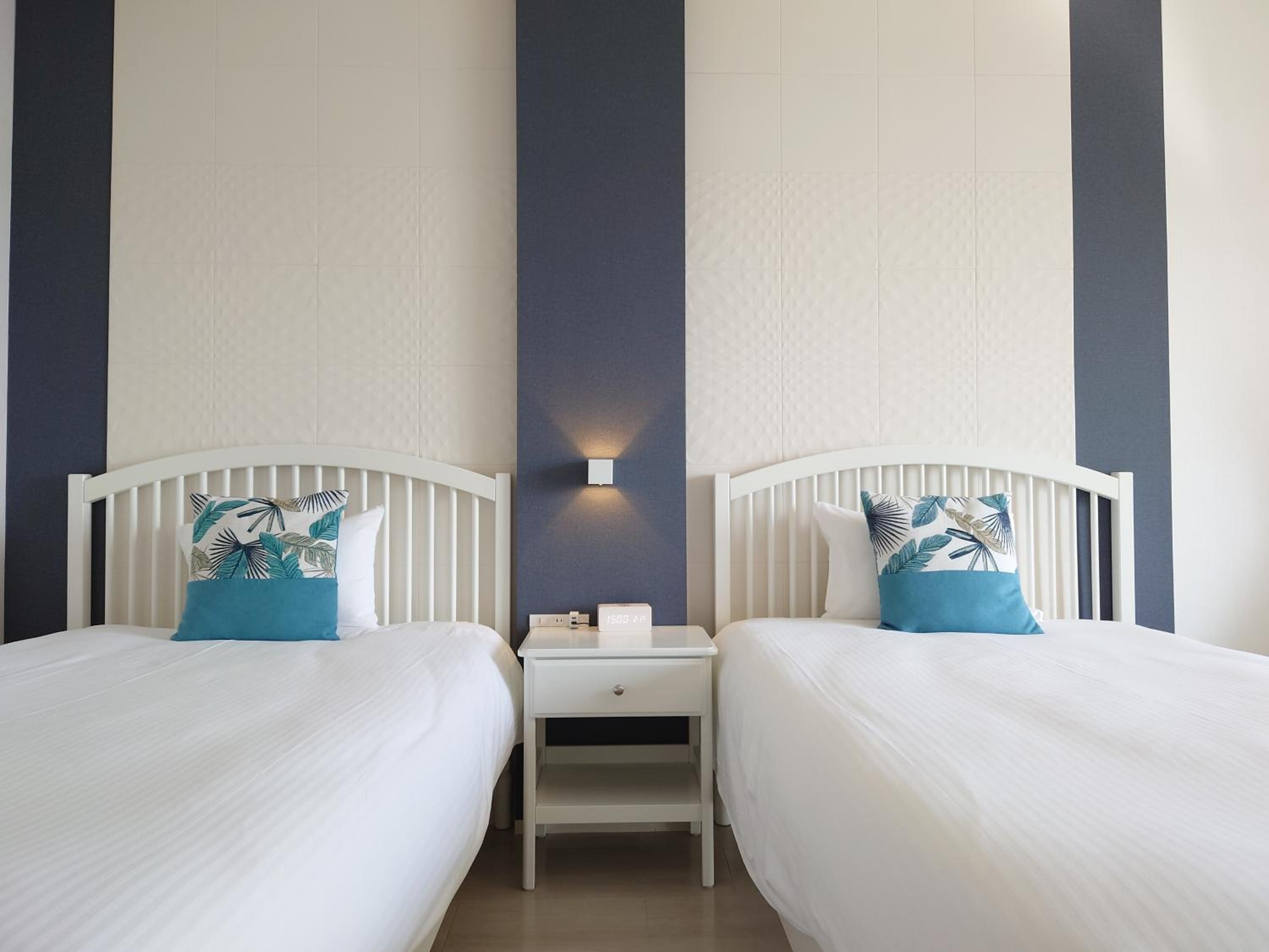Deluxe Twin Room with Sea View - Photo 4