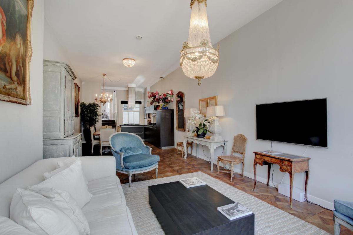 Luxury Two-Bedroom Apartment with Canal View