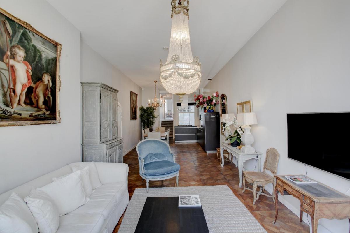 Luxury Two-Bedroom Apartment with Canal View photo 2