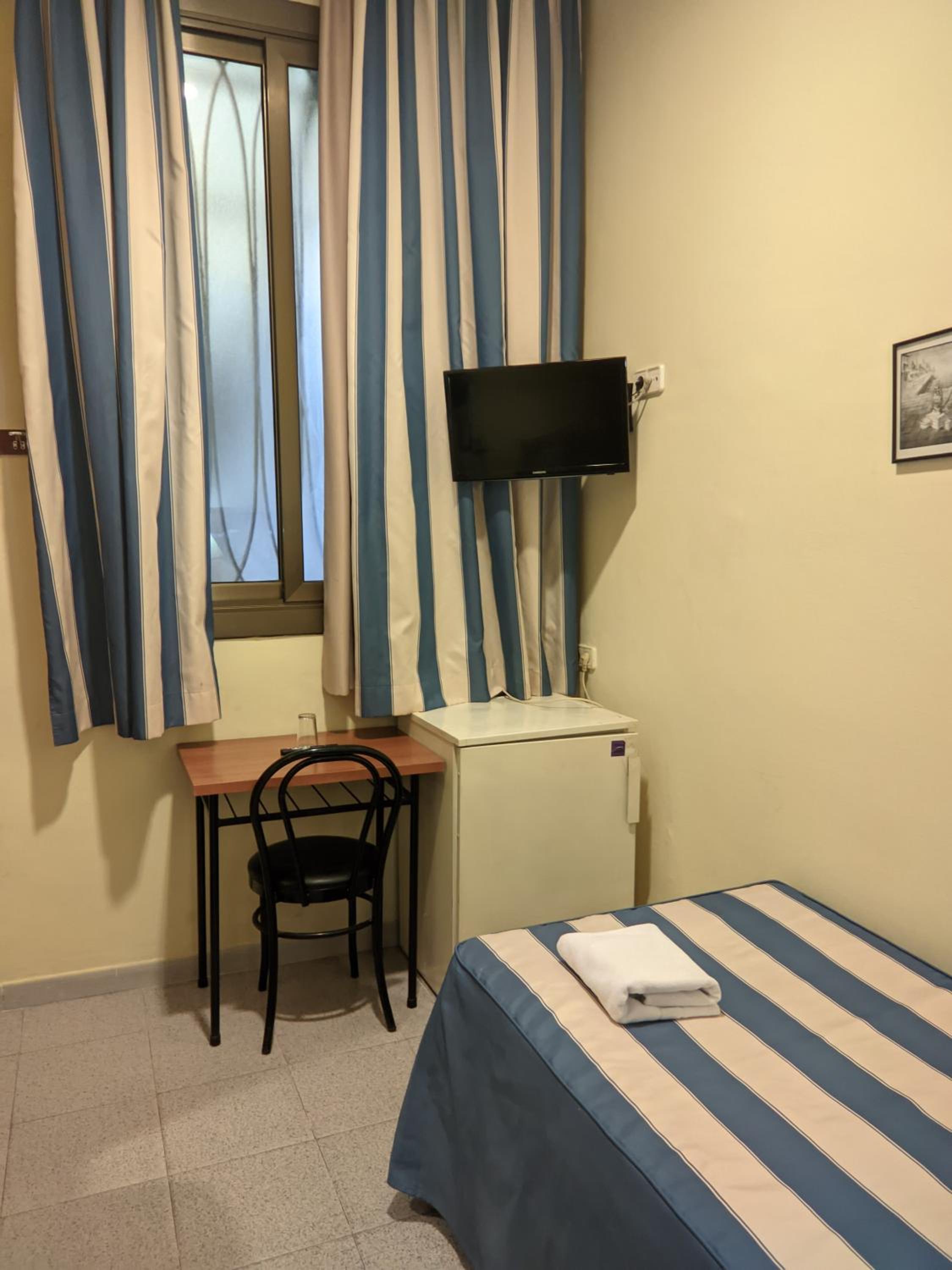Single Room with Shared Bathroom photo 3