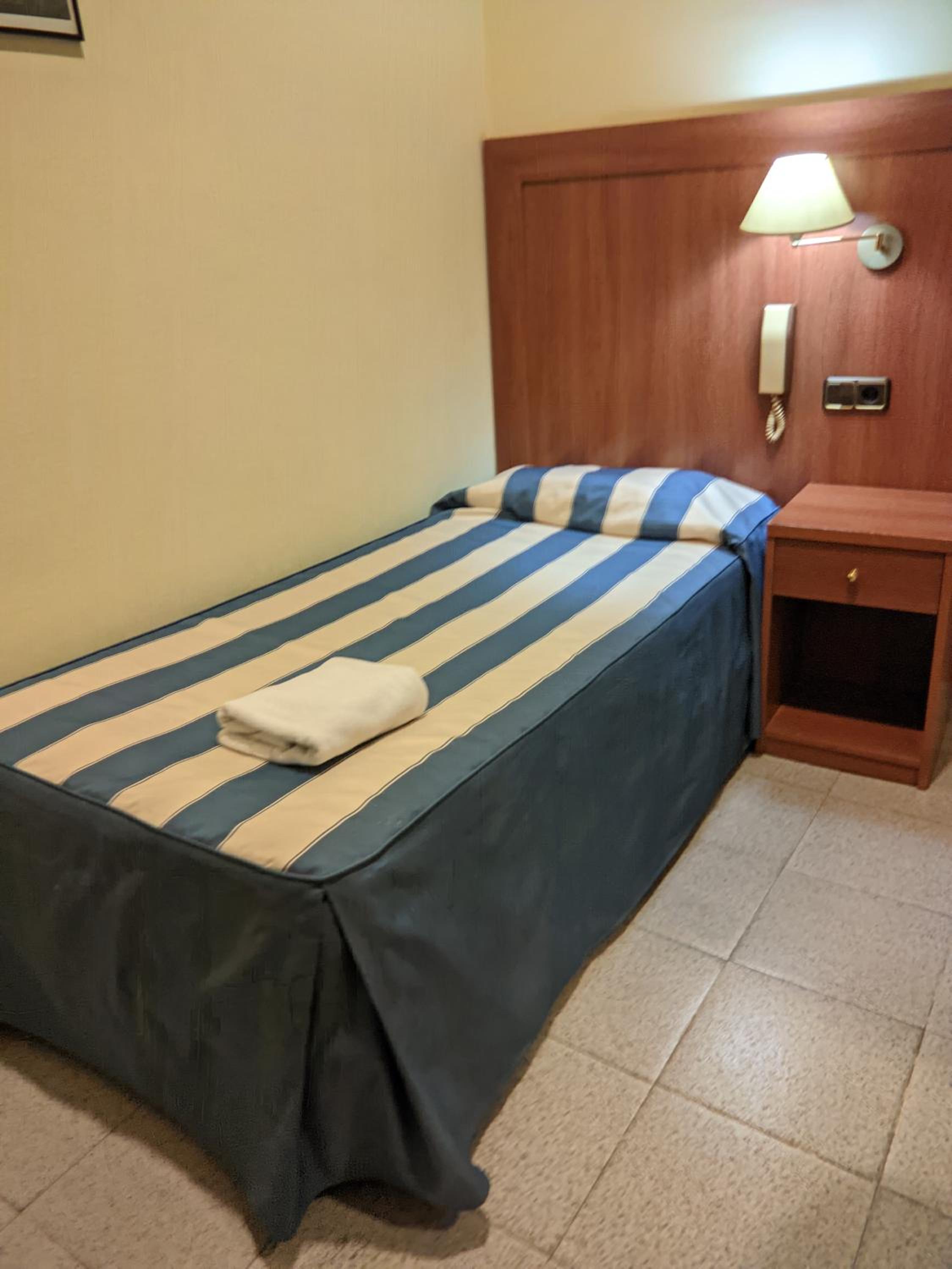 Single Room with Shared Bathroom photo 2