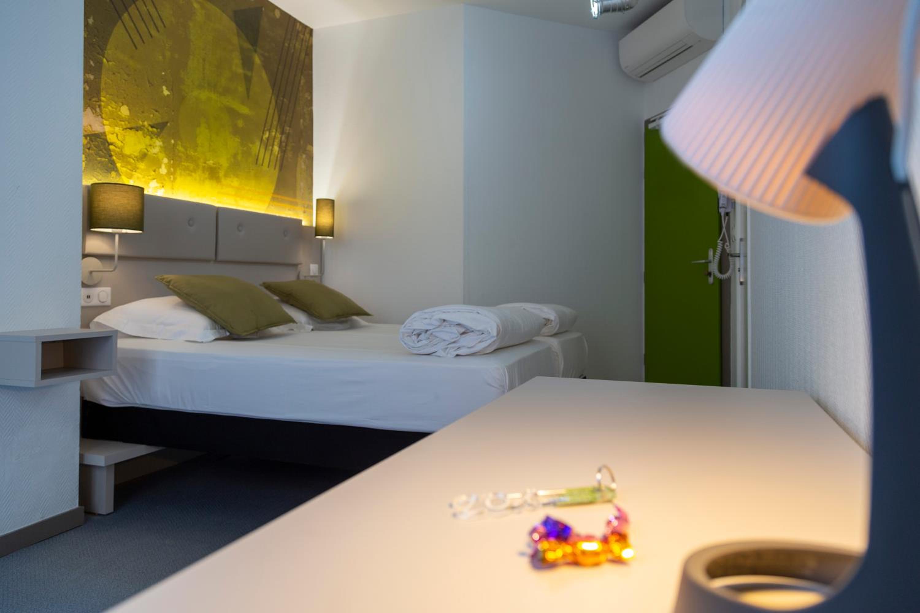 Standard Twin Room - Photo 11