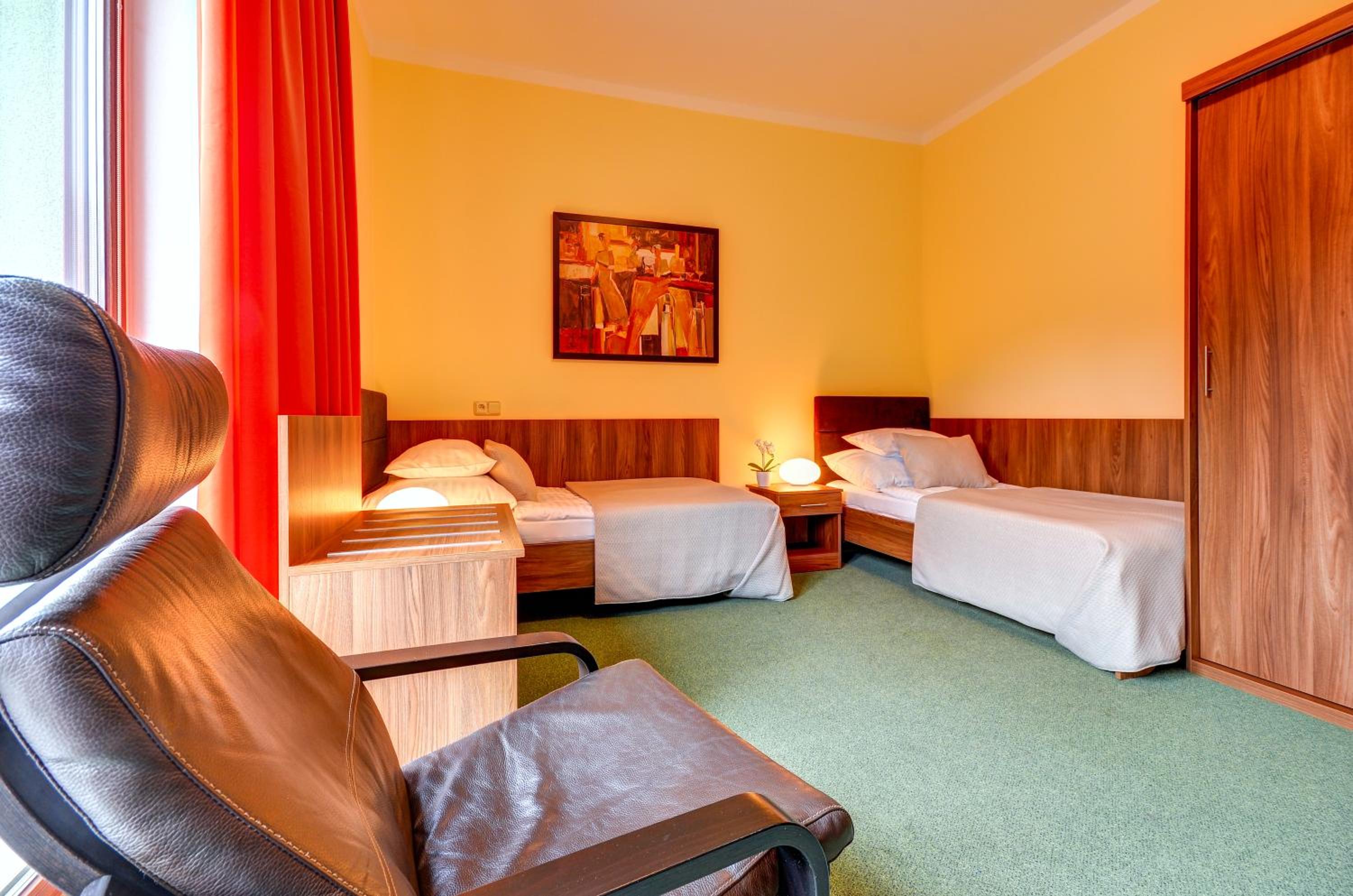 Twin Room - Disability Access - Photo 1