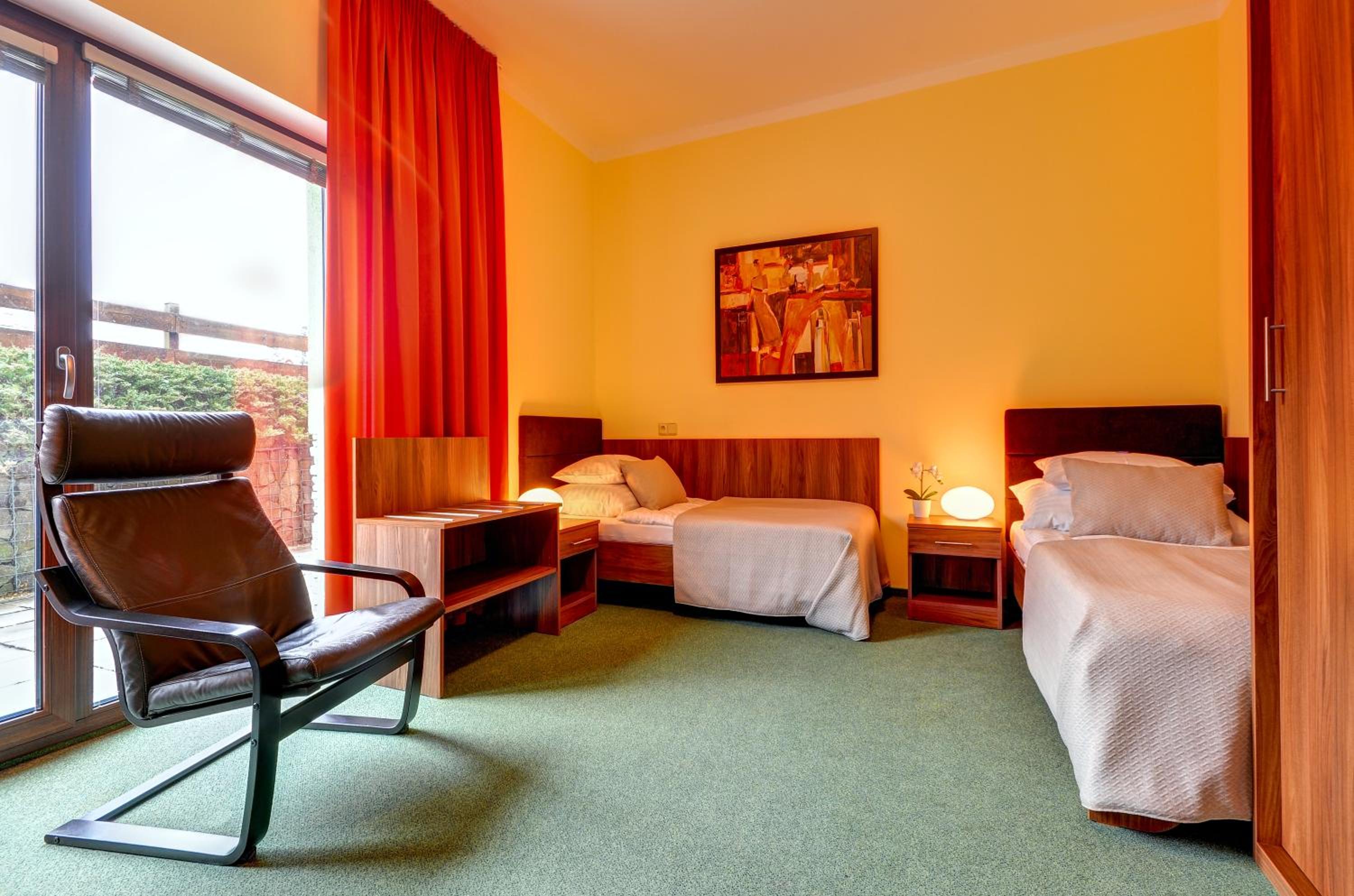 Twin Room - Disability Access - Photo 6
