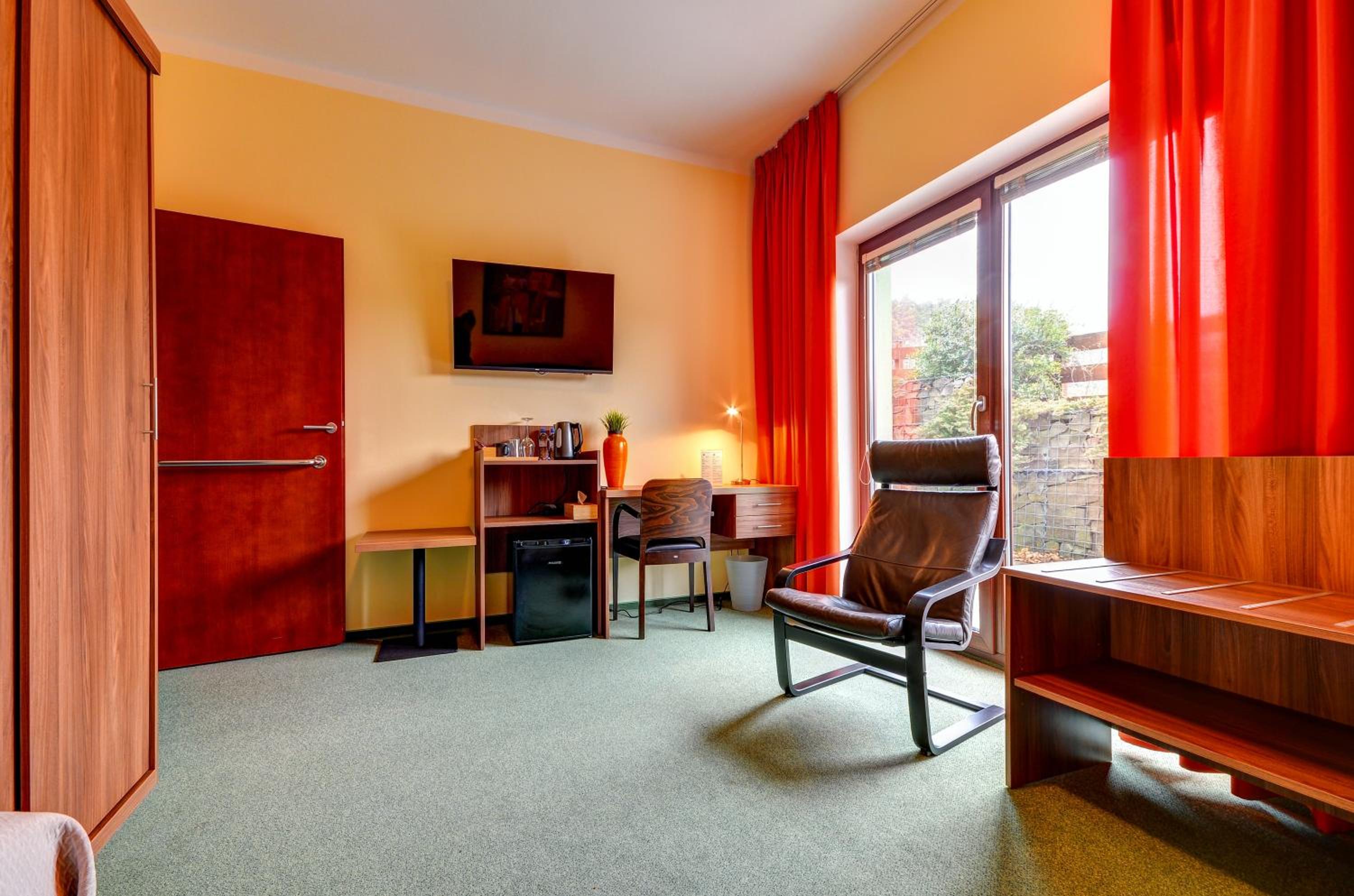 Twin Room - Disability Access - Photo 5