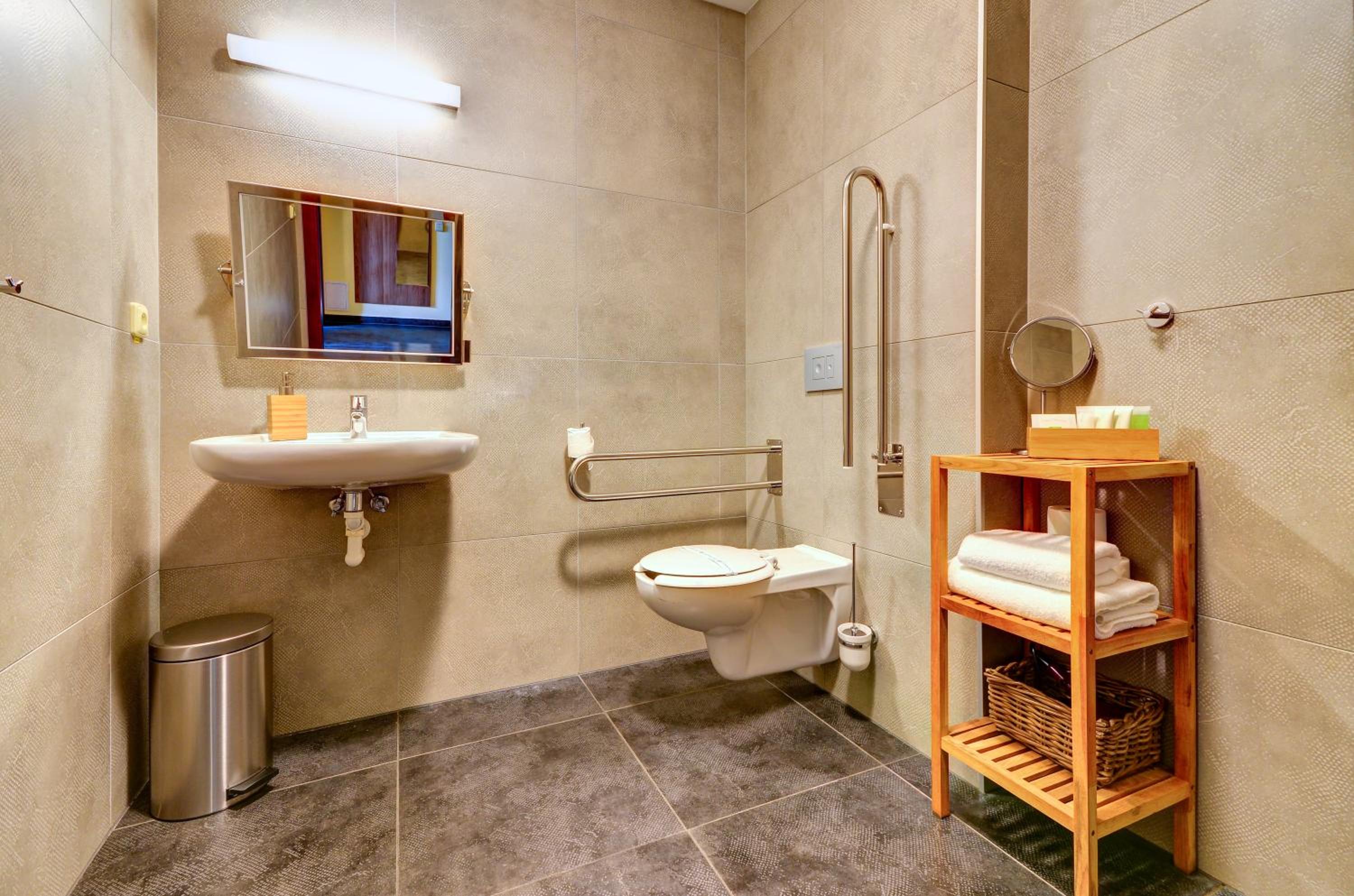Twin Room - Disability Access - Photo 2