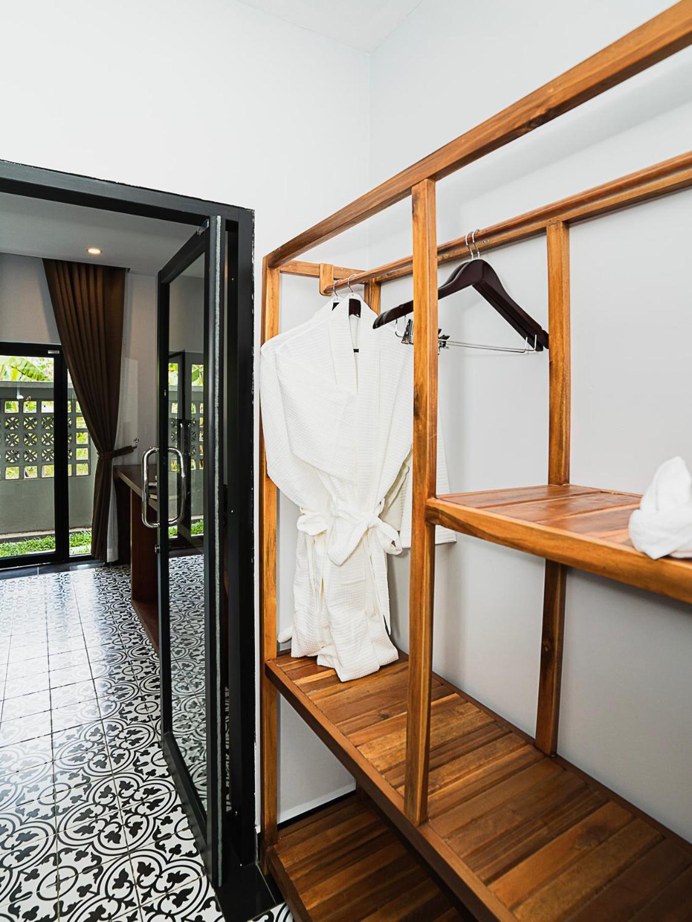 Family Connecting Room Pool Access - Free Shuttle to Town