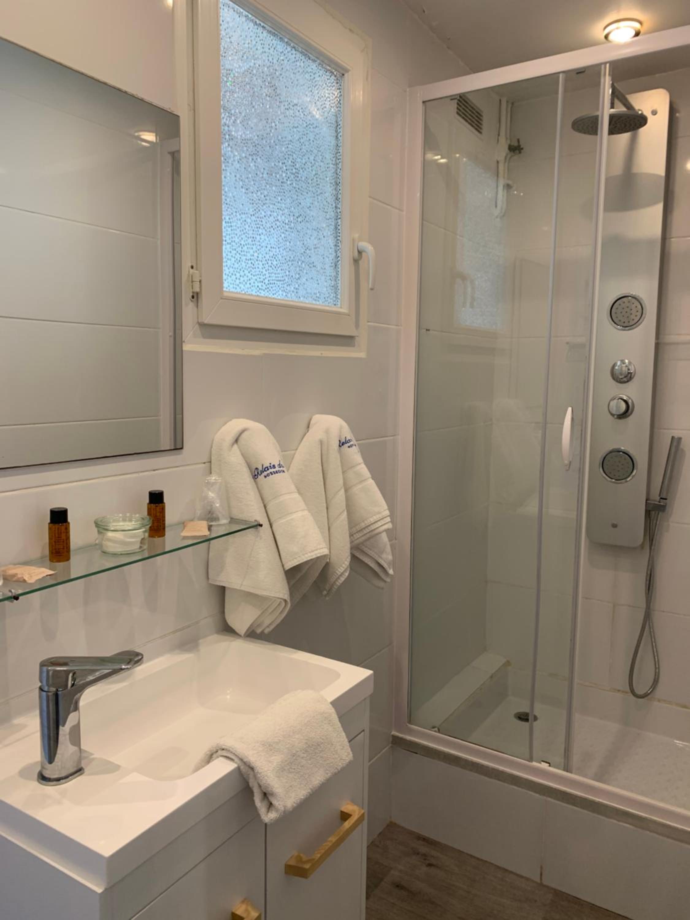 Premium Double Room With Lake View - Photo 4
