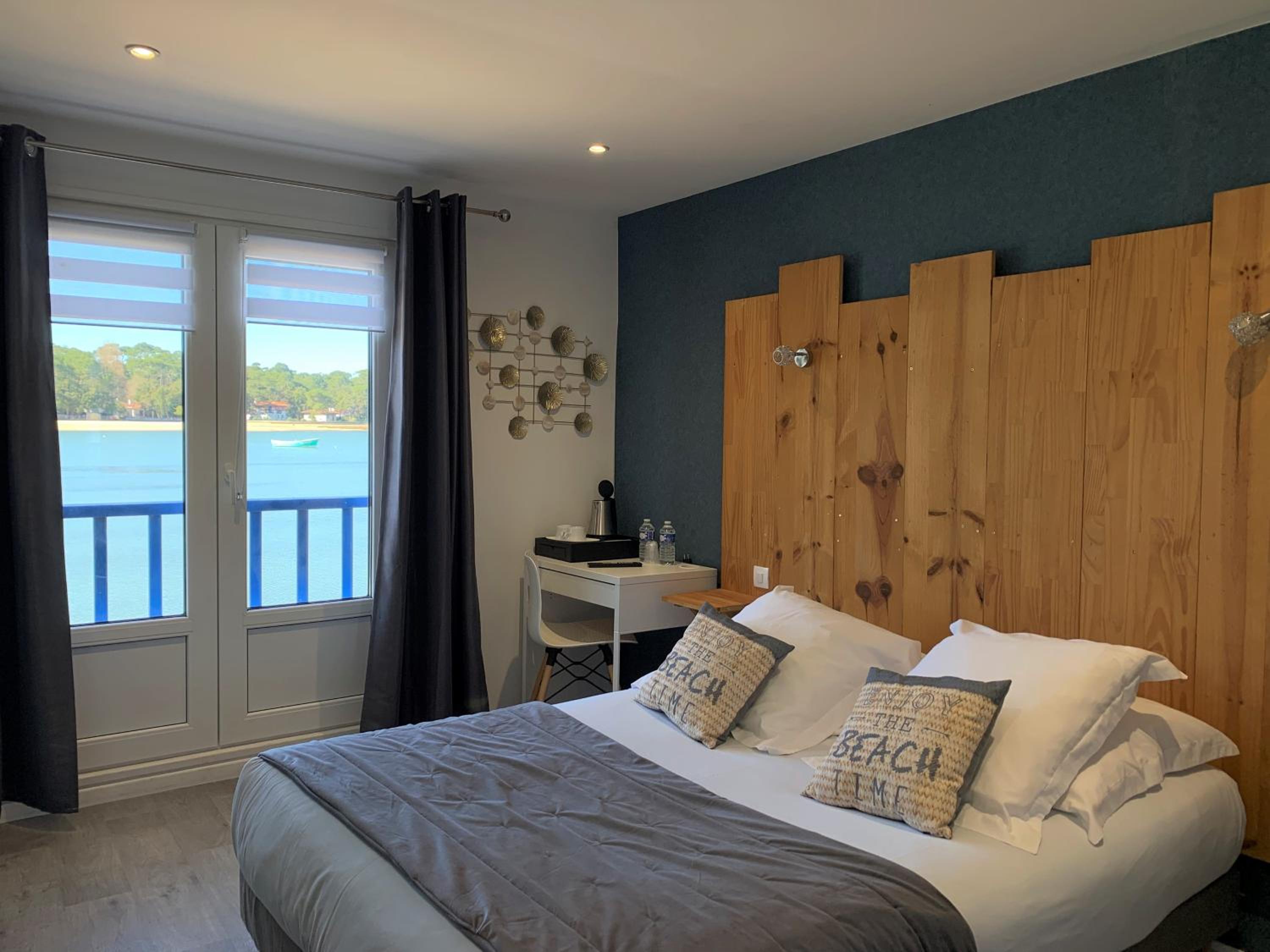 Premium Double Room With Lake View - Photo 3